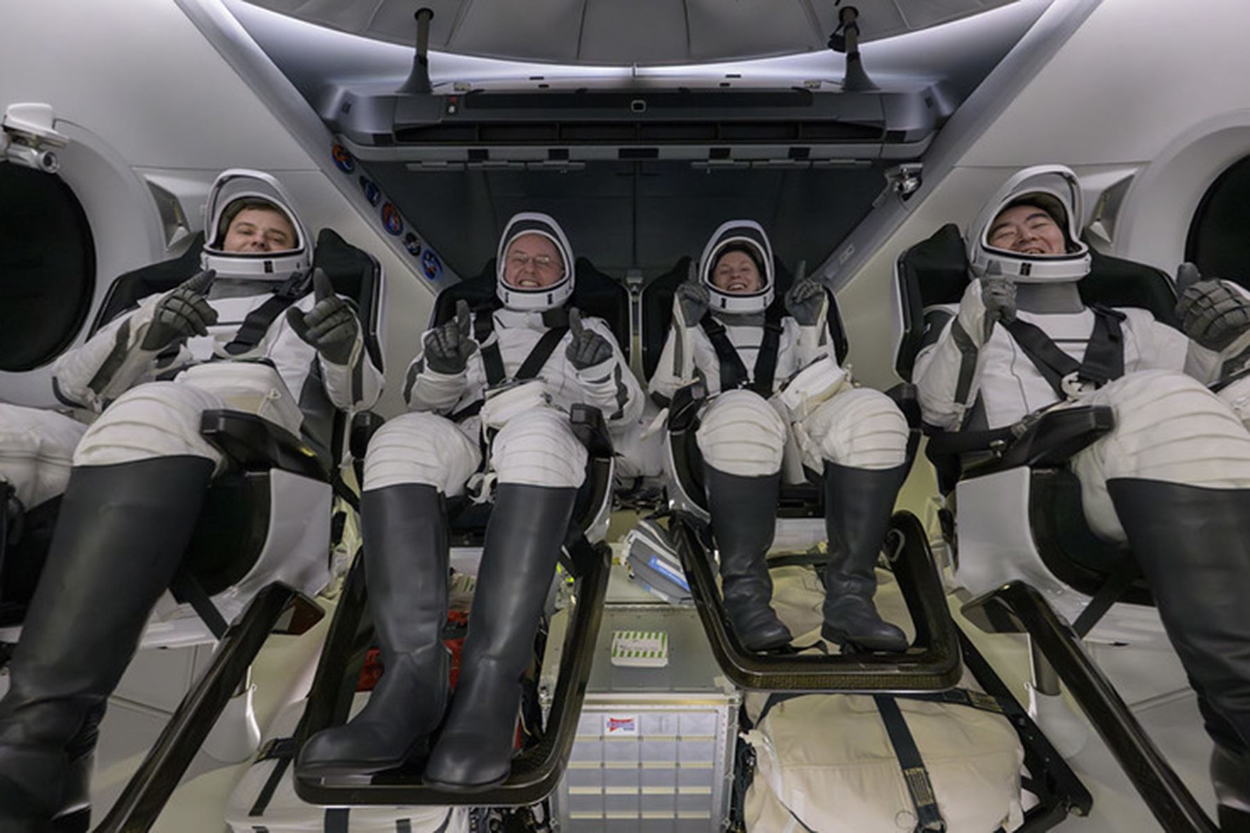El cosmonauta de Roscosmos, Oleg Platonov, los astronautas de la NASA, Mike Fincke, Zena Cardman, y la astronauta de la JAXA, Kimiya Yui, aparecen dentro de la nave espacial SpaceX Dragon Endeavour a bordo de la nave de recuperación SpaceX SHANNON, poco después de aterrizar en el océano Pacífico frente a la costa de Long Beach, California. Foto: NASA/Bill Ingalls
