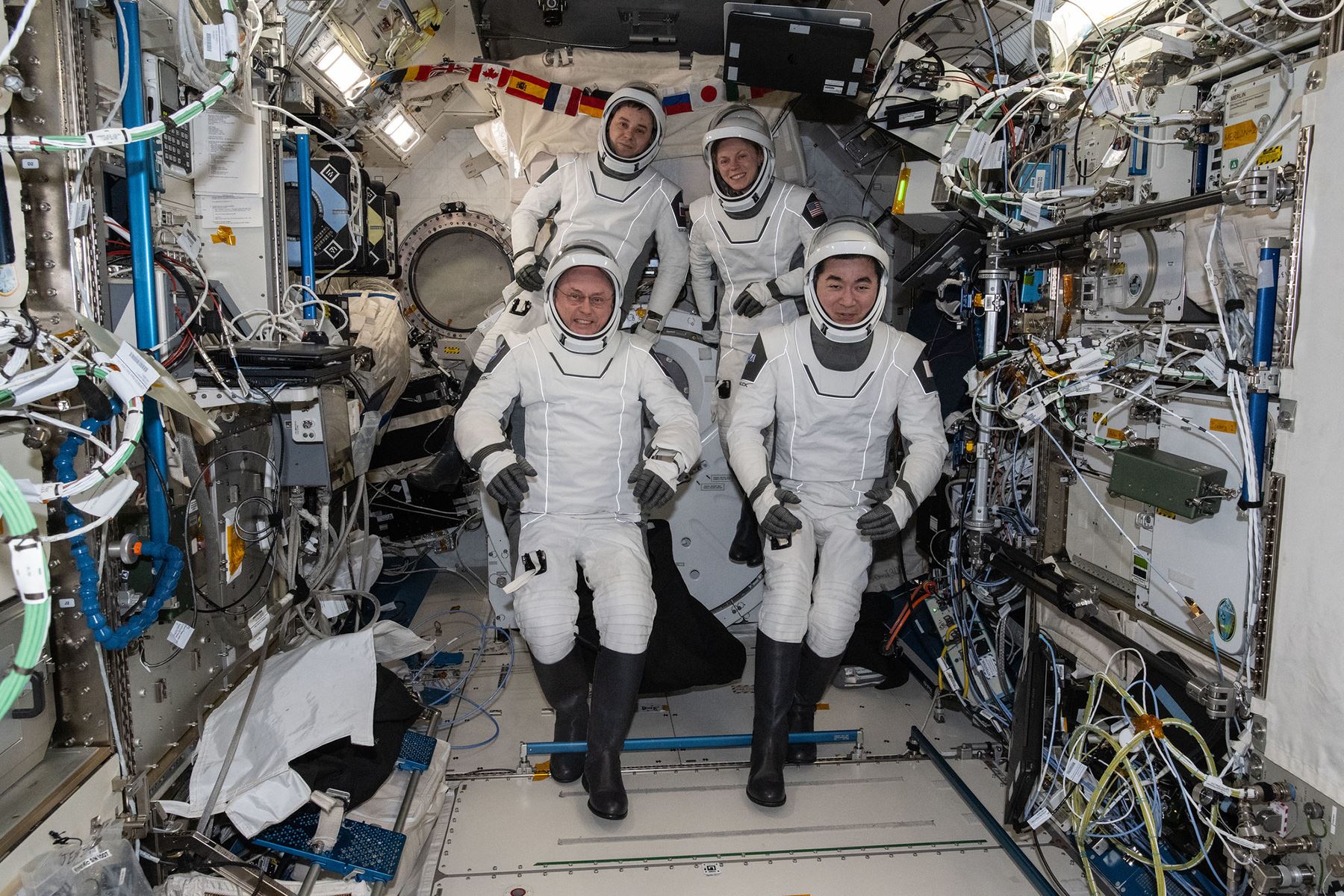 El cosmonauta de Roscosmos, Oleg Platonov, los astronautas de la NASA, Mike Fincke, Zena Cardman, y la astronauta de la JAXA, Kimiya Yui, aparecen dentro de la nave espacial SpaceX Dragon Endeavour a bordo de la nave de recuperación SpaceX SHANNON, poco después de aterrizar en el océano Pacífico frente a la costa de Long Beach, California. Foto: NASA/Bill Ingalls
