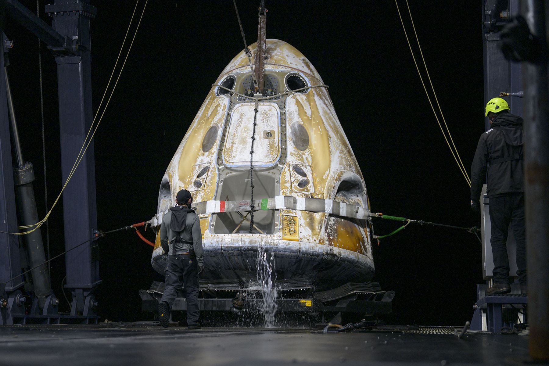 Los equipos de apoyo a bordo de la nave de recuperación SHANNON de SpaceX trabajan alrededor de la nave espacial Dragon Endeavour de SpaceX poco después de su aterrizaje con los astronautas de la NASA Zena Cardman, Mike Fincke, la astronauta de la JAXA,  Kimiya Yui y el cosmonauta de Roscosmos Oleg Platonov a bordo en el océano Pacífico frente a la costa de Long Beach, California, el jueves 15 de enero de 2026. Cardman, Fincke, Yui y Platonov regresan tras 167 días en el espacio como parte de la Expedición