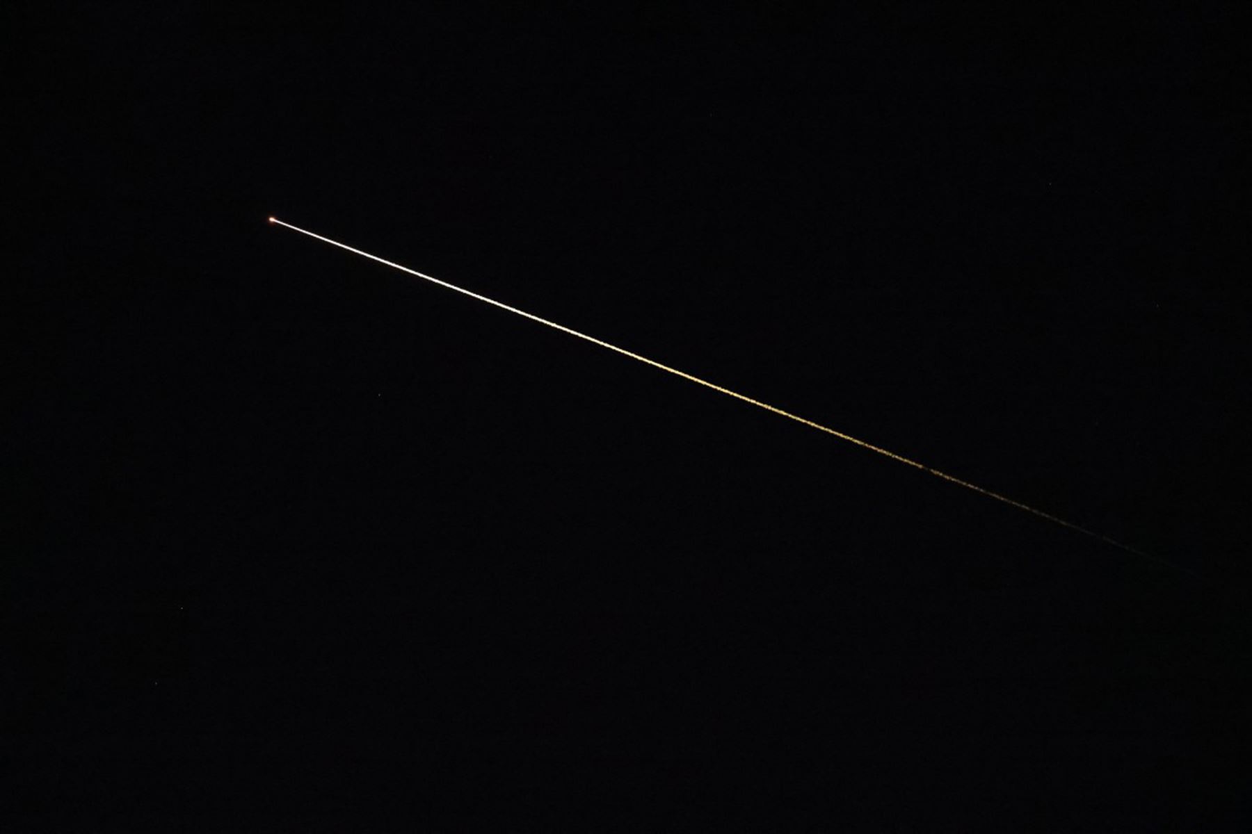 Los equipos de apoyo a bordo de la nave de recuperación SHANNON de SpaceX trabajan alrededor de la nave espacial Dragon Endeavour de SpaceX poco después de su aterrizaje con los astronautas de la NASA Zena Cardman, Mike Fincke, la astronauta de la JAXA,  Kimiya Yui y el cosmonauta de Roscosmos Oleg Platonov a bordo en el océano Pacífico frente a la costa de Long Beach, California, el jueves 15 de enero de 2026. Cardman, Fincke, Yui y Platonov regresan tras 167 días en el espacio como parte de la Expedición