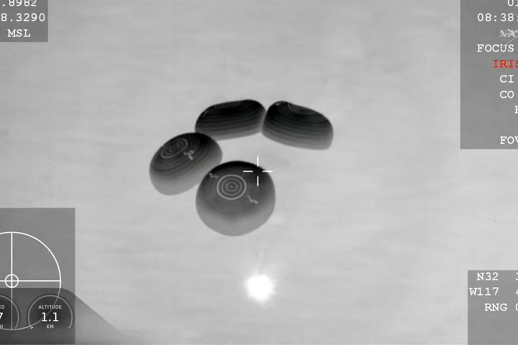 la nave espacial SpaceX Crew Dragon Endeavour con los paracaídas desplegados antes de amerizar en el Océano Pacífico frente a la costa de San Diego, California. Foto: AFP