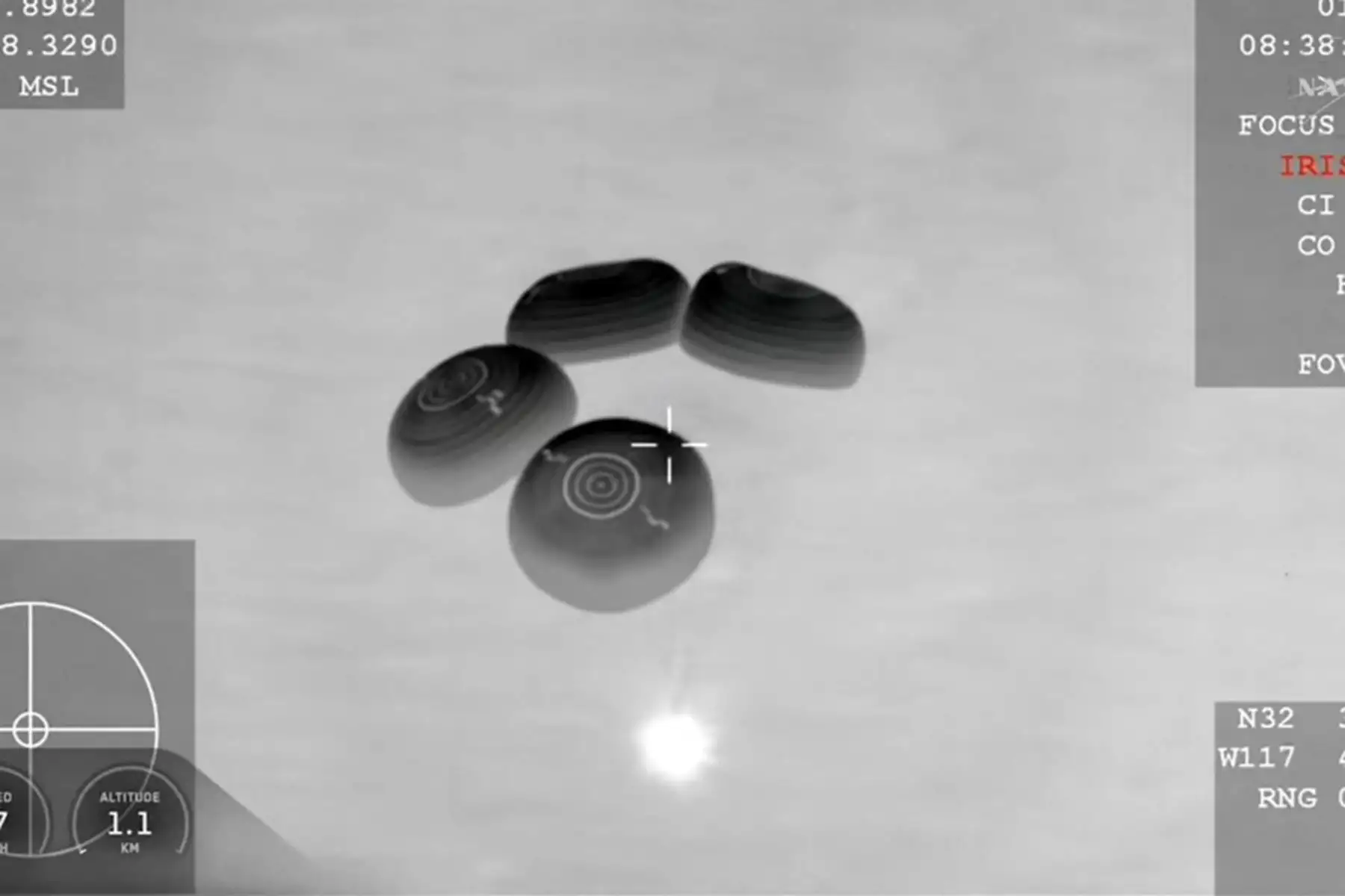 la nave espacial SpaceX Crew Dragon Endeavour con los paracaídas desplegados antes de amerizar en el Océano Pacífico frente a la costa de San Diego, California. Foto: AFP