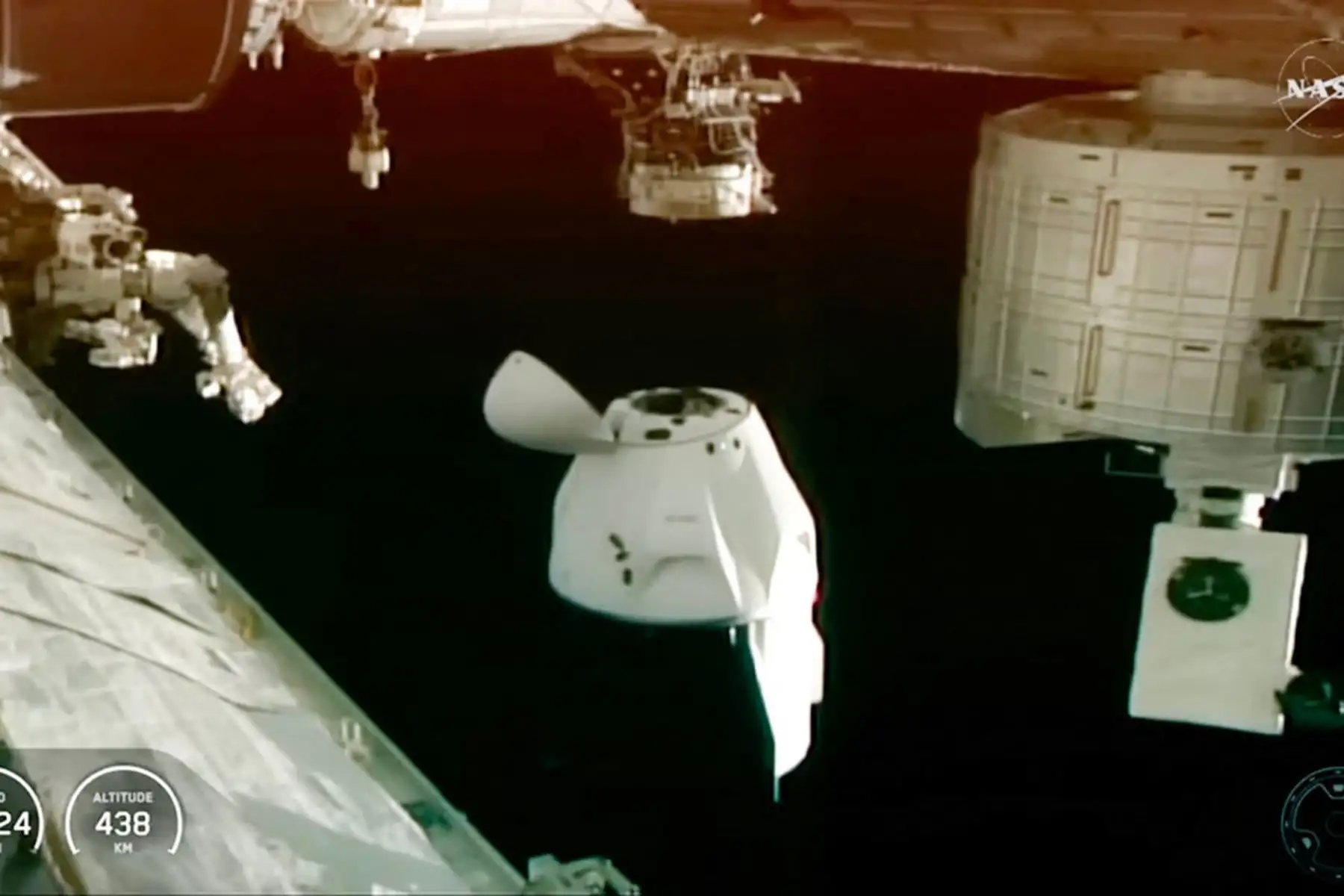 La nave espacial SpaceX Crew Dragon Endeavour, con los astronautas de la NASA Mike Fincke y Zena Cardman, la astronauta de la Agencia Japonesa de Exploración Aeroespacial (JAXA), Kimiya Yui, y el cosmonauta de Roscosmos, Oleg Platonov, desacoplándose de la Estación Espacial Internacional (EEI). Foto: AFP