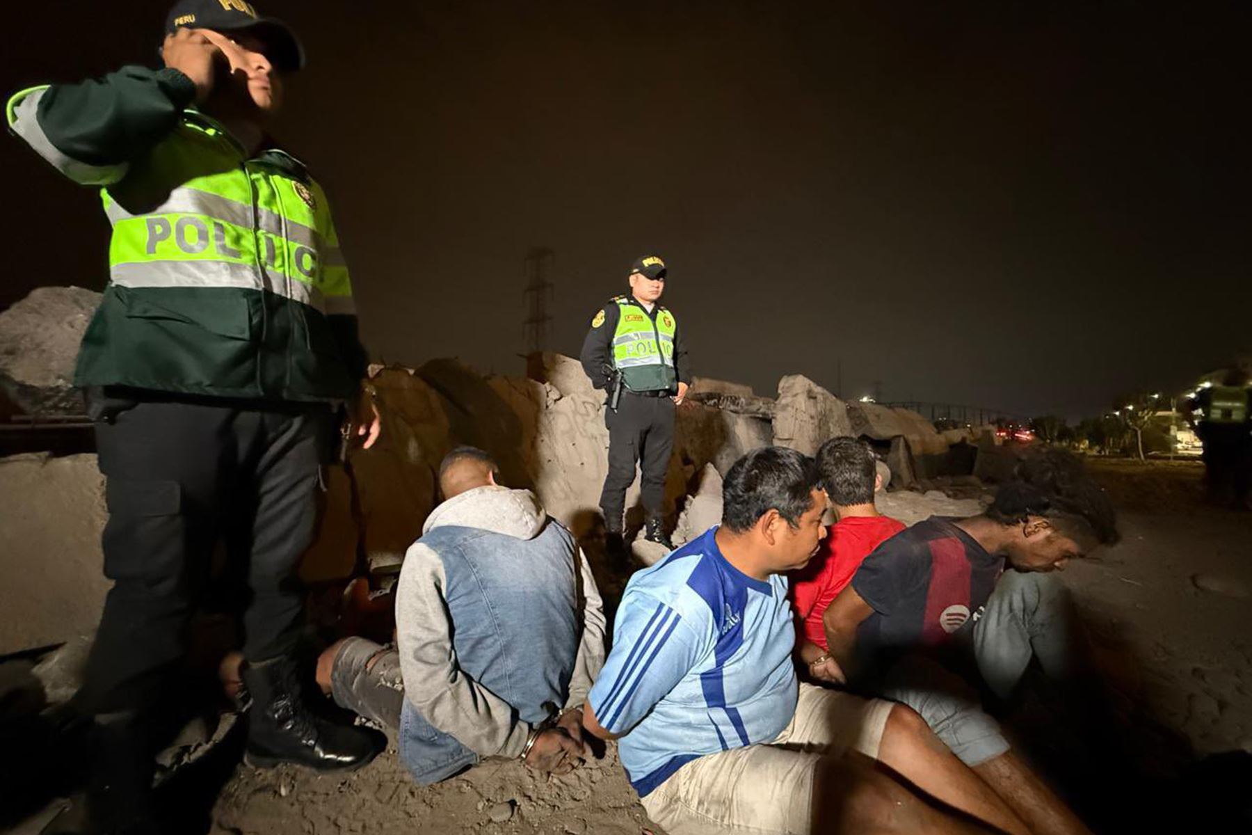 Como parte de las acciones contra la delincuencia y la criminalidad, la Policía Nacional logró la intervención de 4 presuntos delincuentes a los que se incautó armas de fuego, municiones y droga, cuando estaban escondidos en su guarida ubicada en la avenida Malecón Checa, en SJL.
El operativo estuvo liderado por el presidente José Jerí. Foto: ANDINA/ Prtensa Presidencia