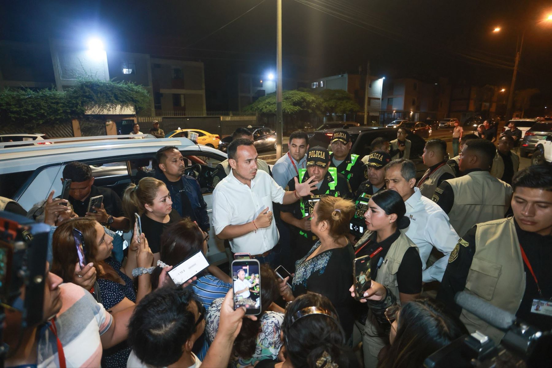 Como parte de las acciones contra la delincuencia y la criminalidad, la Policía Nacional logró la intervención de 4 presuntos delincuentes a los que se incautó armas de fuego, municiones y droga, cuando estaban escondidos en su guarida ubicada en la avenida Malecón Checa, en SJL.
El operativo estuvo liderado por el presidente José Jerí. Foto: ANDINA/ Prensa Presidencia