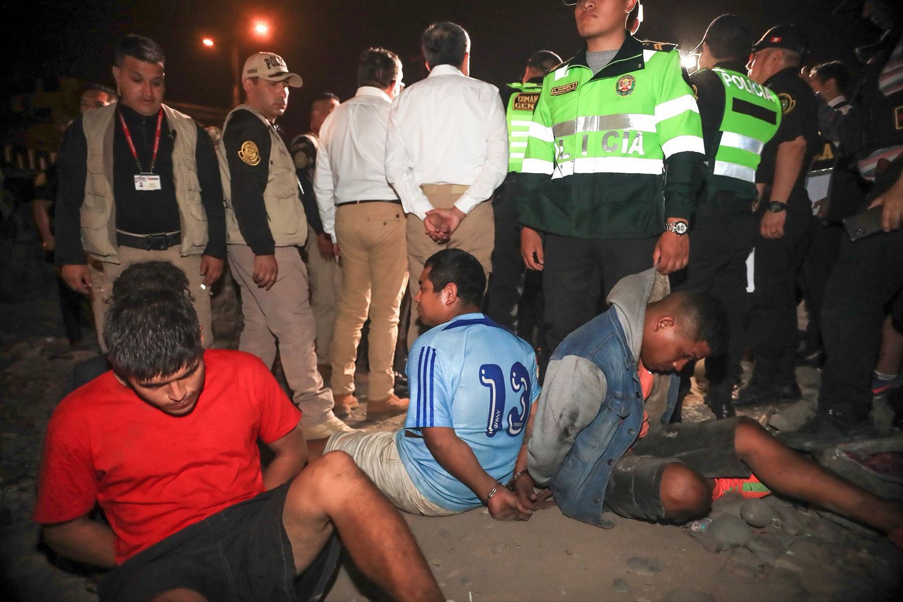 Como parte de las acciones contra la delincuencia y la criminalidad, la Policía Nacional logró la intervención de 4 presuntos delincuentes a los que se incautó armas de fuego, municiones y droga, cuando estaban escondidos en su guarida ubicada en la avenida Malecón Checa, en SJL.
El operativo estuvo liderado por el presidente José Jerí. Foto:ANDINA/ Prensa Presidencia