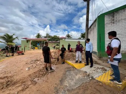 Miembros del Ejército del Perú participaron en las labores de limpieza y retiro de escombros en el distrito de Morales, uno de los más afectados por la torrencial lluvia que se registró el martes 13 de enero en Tarapoto. ANDINA/Difusión
