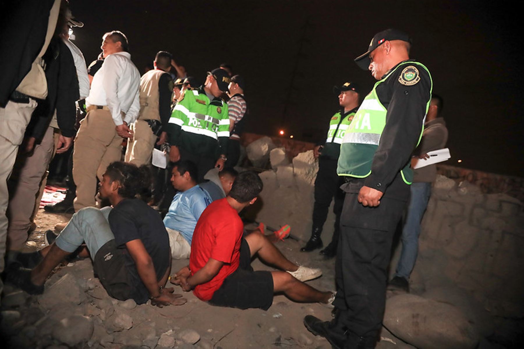 Los detenidos, quienes se ocultaban en las riberas del río Rímac y generaban zozobra en los alrededores, se les incautó armamento ilegal y material destinado a la microcomercialización de drogas.Foto: ANDINA/ Prensa Presidencia