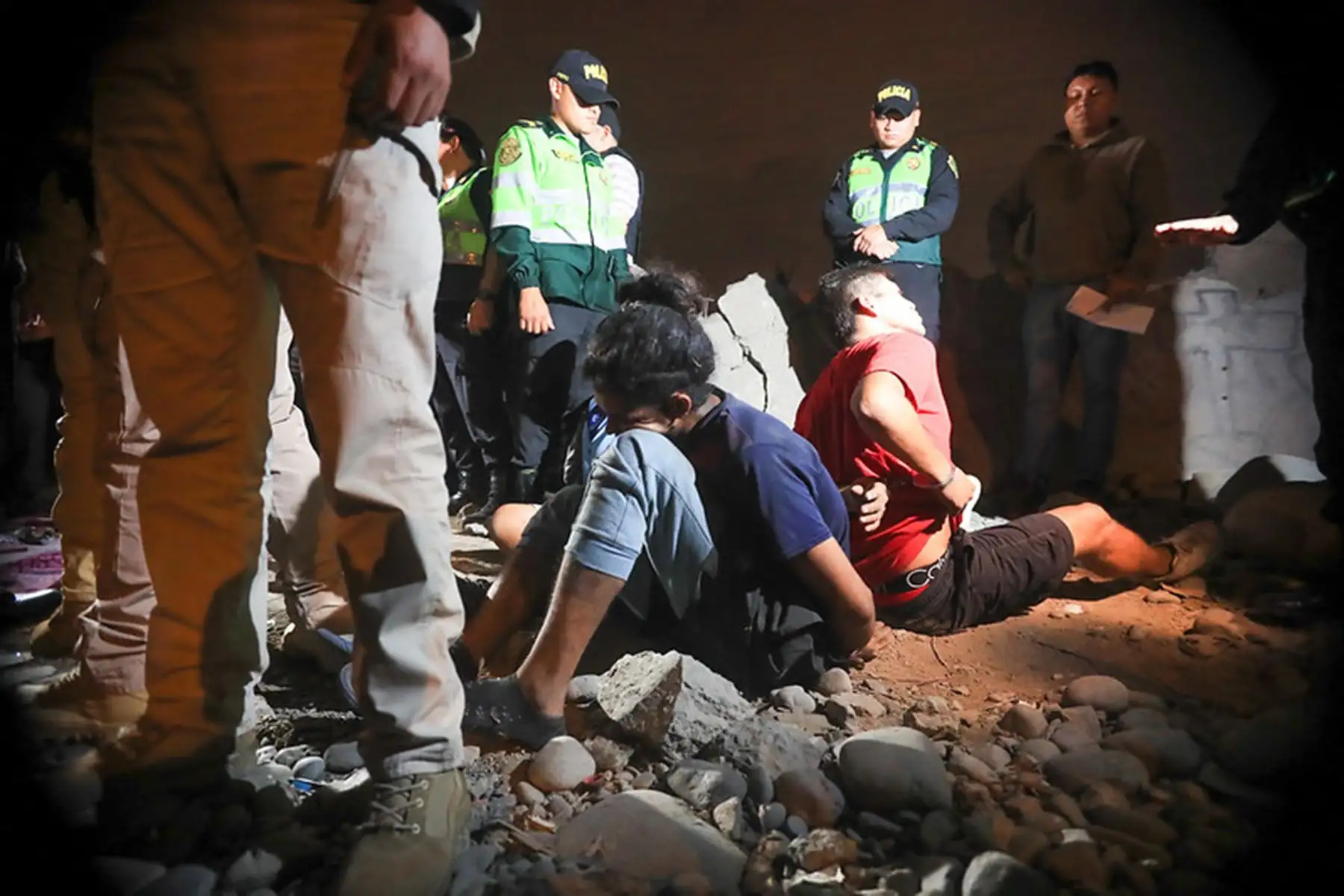 Los detenidos, quienes se ocultaban en las riberas del río Rímac y generaban zozobra en los alrededores, se les incautó armamento ilegal y material destinado a la microcomercialización de drogas.Foto: ANDINA/ Prensa Presidencia