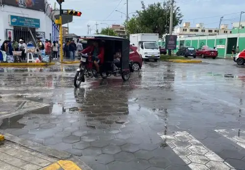 La inusual lluvia de ligera intensidad de más de dos hora que se registró esta mañana en Chiclayo generó aniegos y dificultades en el tránsito peatonal y vehicular. ANDINA/Difusión