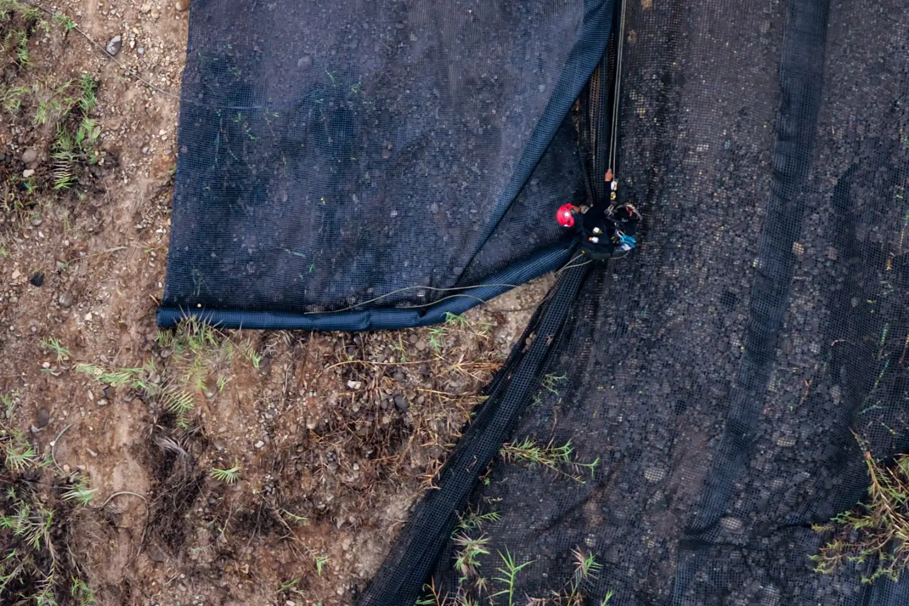 Cabe precisar que, a raíz del sismo ocurrido el 15 de junio de 2025, de magnitud 6.1 se registraron desprendimientos y daños en varios tramos del acantilado de la Costa Verde, lo que incrementó el nivel de riesgo y hace necesaria la ejecución inmediata de estas labores preventivas. Foto: ANDINA/Ricardo Cuba