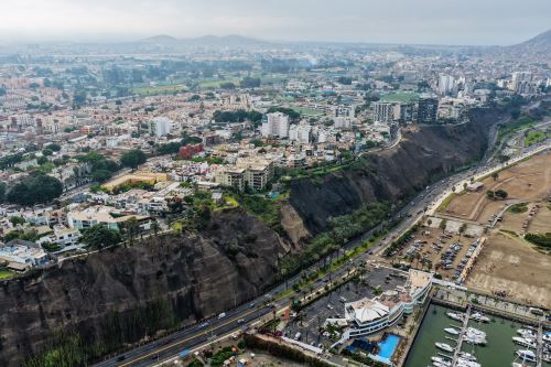 Municipalidad de Lima presenta los trabajos de instalación y mantenimiento de geomallas en los acantilados de la Costa Verde