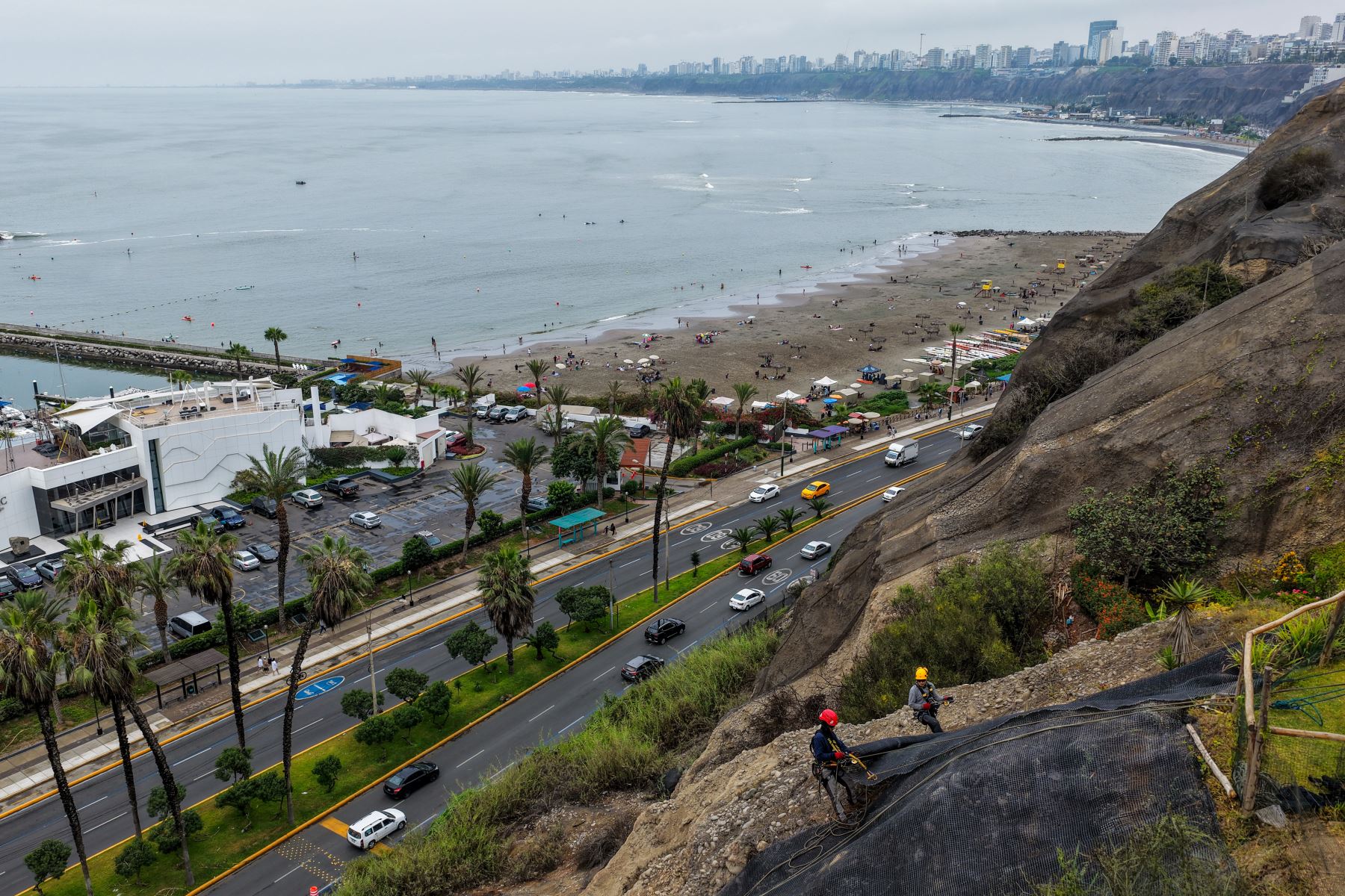 Las labores de reducción de riesgos abarcan una extensión aproximada de 30 000 mz que incluyen la instalación y mantenimiento de geomallas, con la finalidad de preservar la integridad estructural de los taludes y reducir el riesgo de desprendimiento de piedras y material suelto hacia la vía metropolitana. Foto: ANDINA/Ricardo Cuba