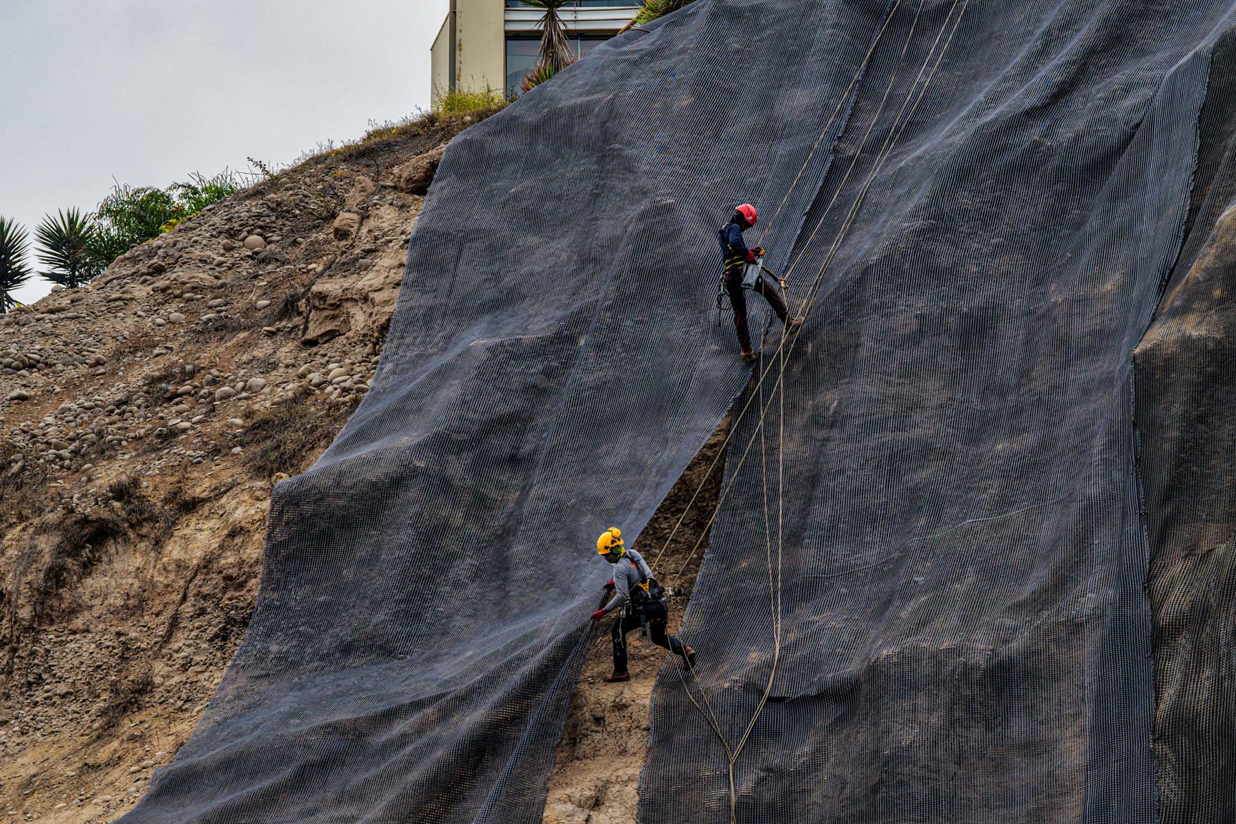 Cabe precisar que, a raíz del sismo ocurrido el 15 de junio de 2025, de magnitud 6.1 se registraron desprendimientos y daños en varios tramos del acantilado de la Costa Verde, lo que incrementó el nivel de riesgo y hace necesaria la ejecución inmediata de estas labores preventivas. Foto: ANDINA/Ricardo Cuba