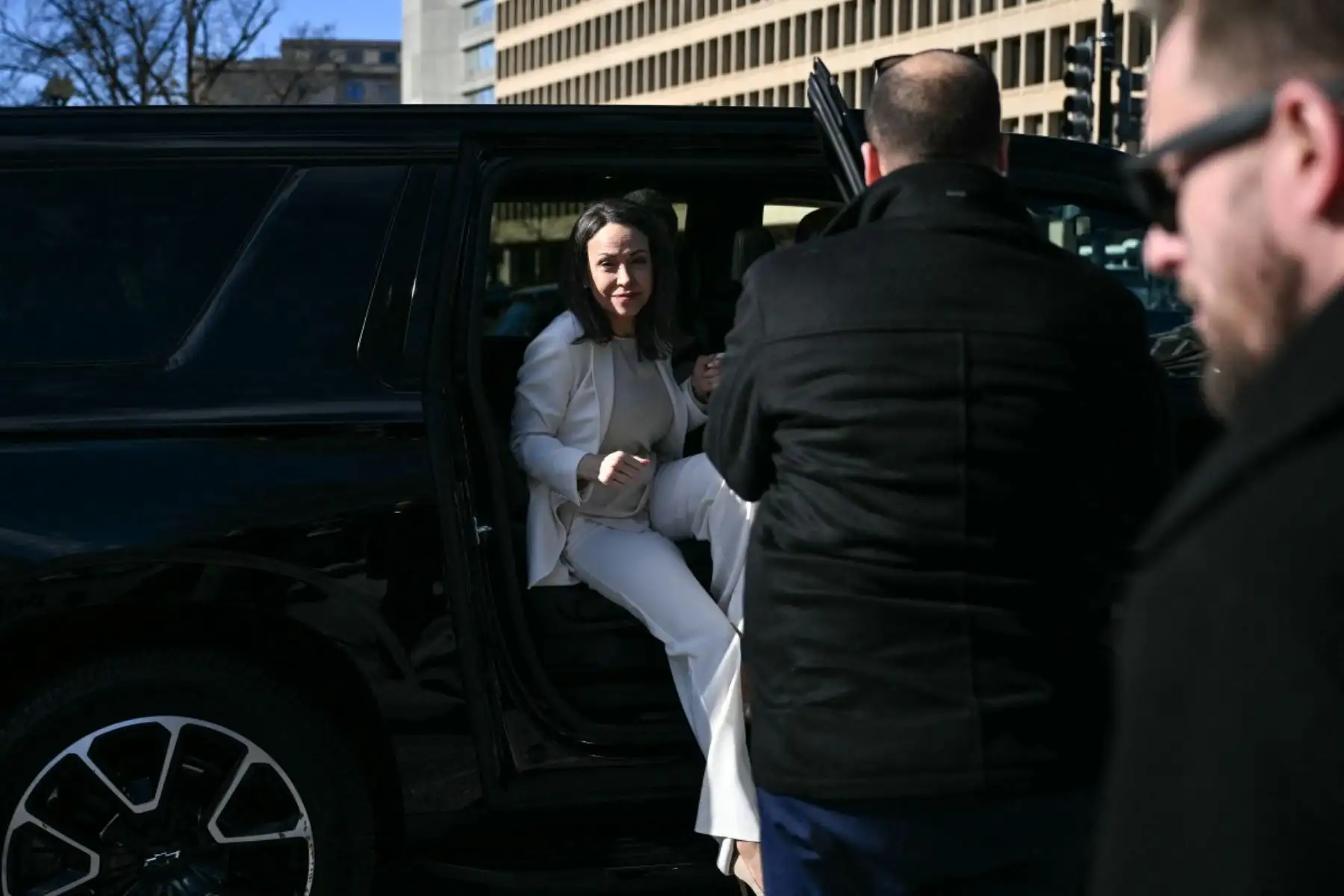 La líder opositora venezolana, María Corina Machado, llega a una puerta de seguridad en la Casa Blanca antes de una reunión con el presidente de Estados Unidos, Donald Trump, en Washington, DC. Foto: AFP