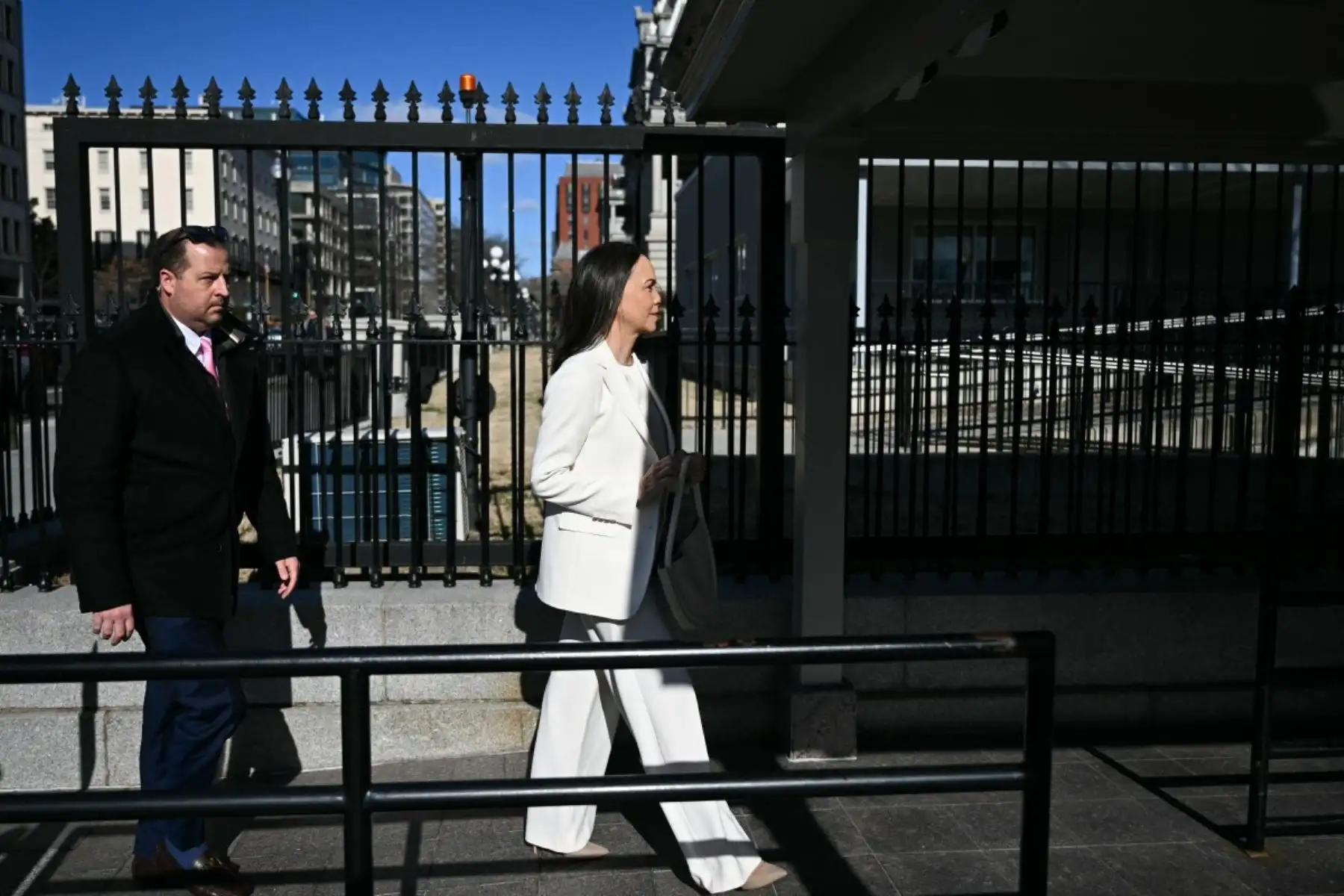 La líder opositora venezolana, María Corina Machado, llega a una puerta de seguridad en la Casa Blanca antes de una reunión con el presidente de Estados Unidos, Donald Trump, en Washington, DC. Foto: AFP