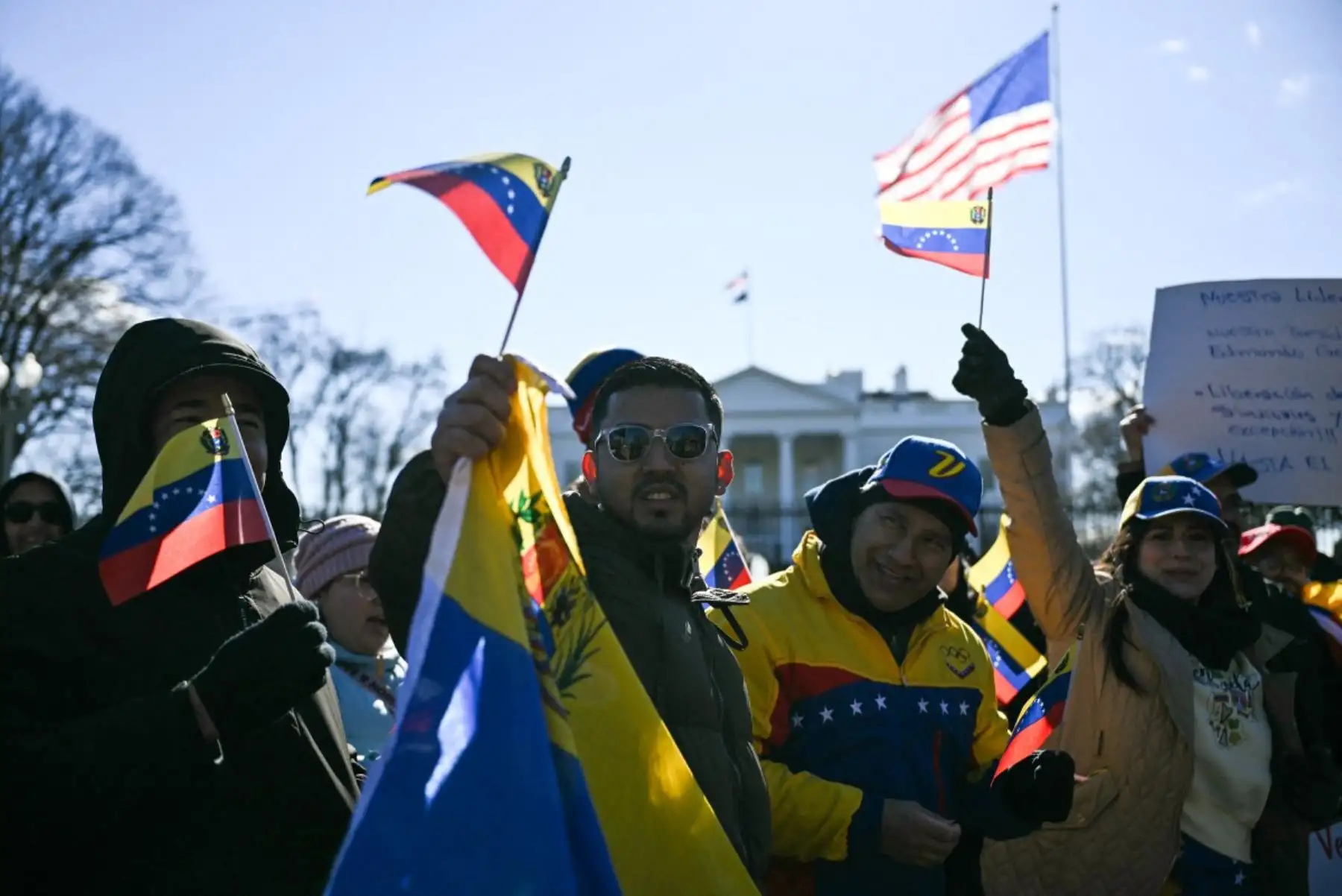 Partidarios de Venezuela se reúnen frente a la Casa Blanca antes de la reunión entre el presidente estadounidense Donald Trump y la líder de la oposición venezolana María Corina Machado en Washington, DC. Foto: AFP