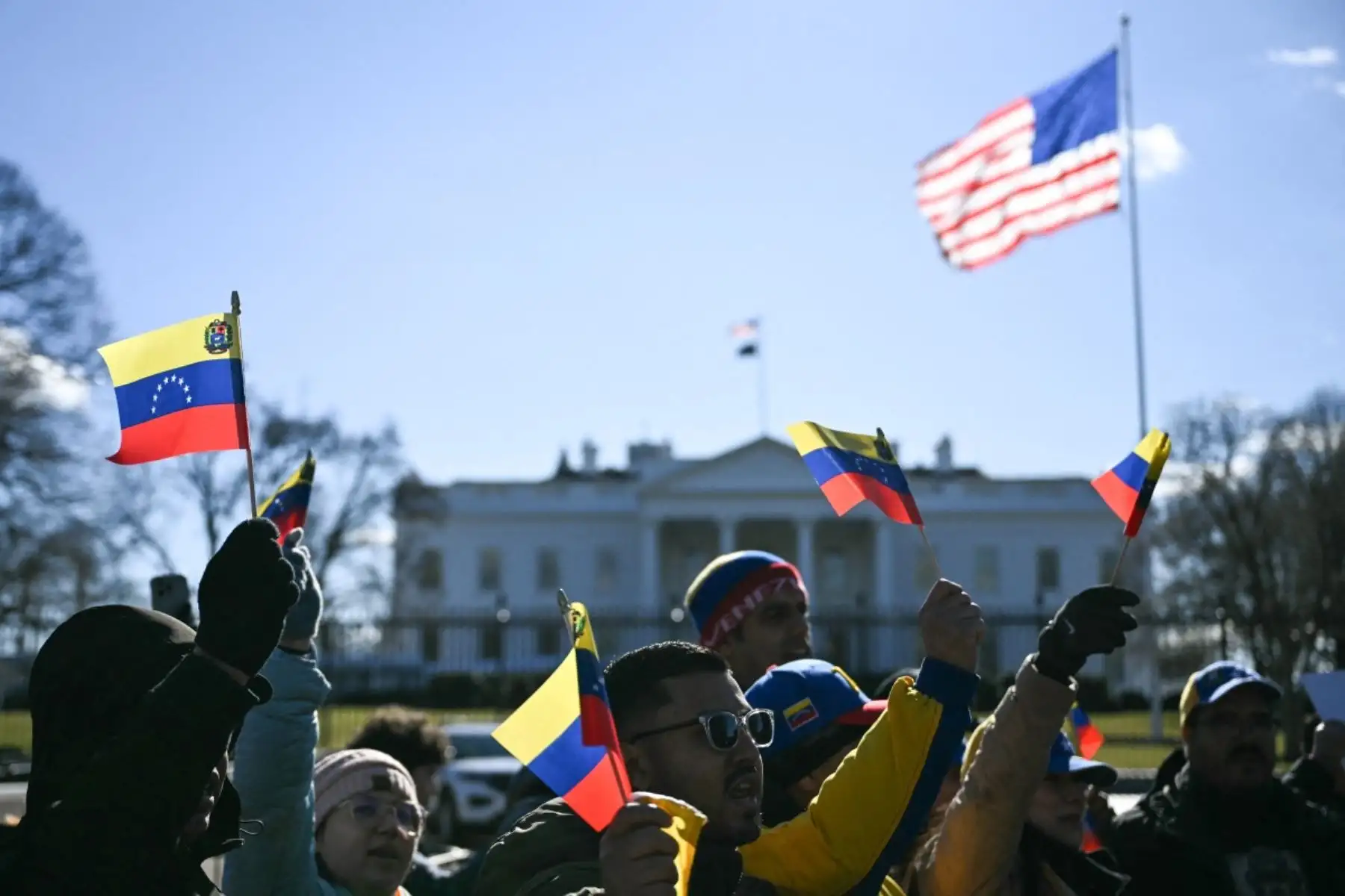 Partidarios de Venezuela se reúnen frente a la Casa Blanca antes de la reunión entre el presidente estadounidense Donald Trump y la líder de la oposición venezolana María Corina Machado en Washington, DC. Foto: AFP
