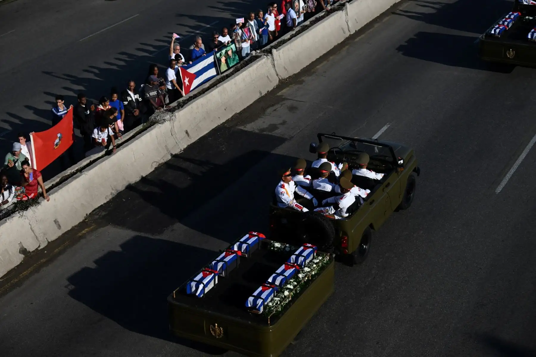 Cubanos despiden a la procesión fúnebre que transportaba los restos de los 32 soldados cubanos fallecidos durante la incursión estadounidense para capturar al líder venezolano Nicolás Maduro, en la avenida Boyeros de La Habana. Foto: AFP