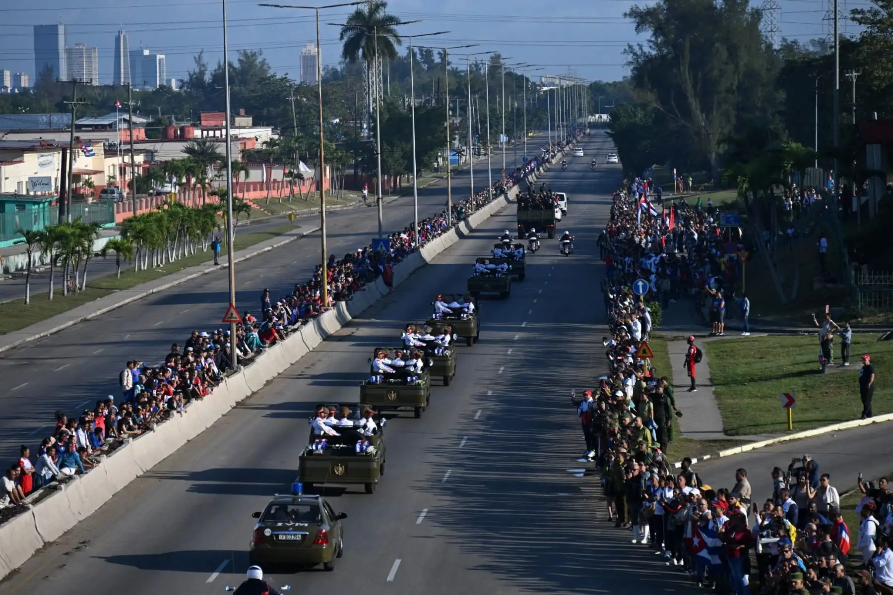 Cubanos despiden a la procesión fúnebre que transportaba los restos de los 32 soldados cubanos fallecidos durante la incursión estadounidense para capturar al líder venezolano Nicolás Maduro, en la avenida Boyeros de La Habana. Foto: AFP
