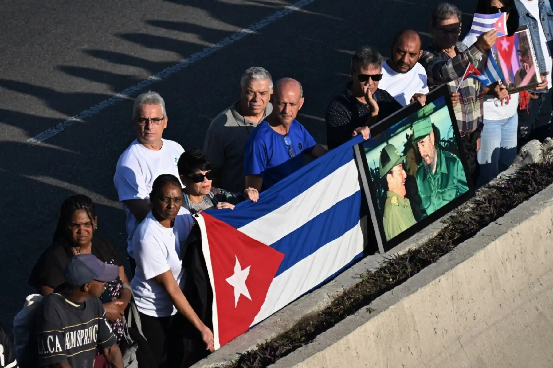 Cubanos despiden a la procesión fúnebre que transportaba los restos de los 32 soldados cubanos fallecidos durante la incursión estadounidense para capturar al líder venezolano Nicolás Maduro, en la avenida Boyeros de La Habana. Foto: AFP