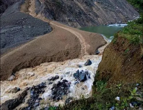 MTC inform que atienden la emergencia vial en Ayacucho tras la caída de la plataforma de la carretera Huayllabamba-Quinua-San Francisco, en el ámbito del Vraem, a consecuencia de la crecida del río Piene por las lluvias intensas. ANDINA/Difusión