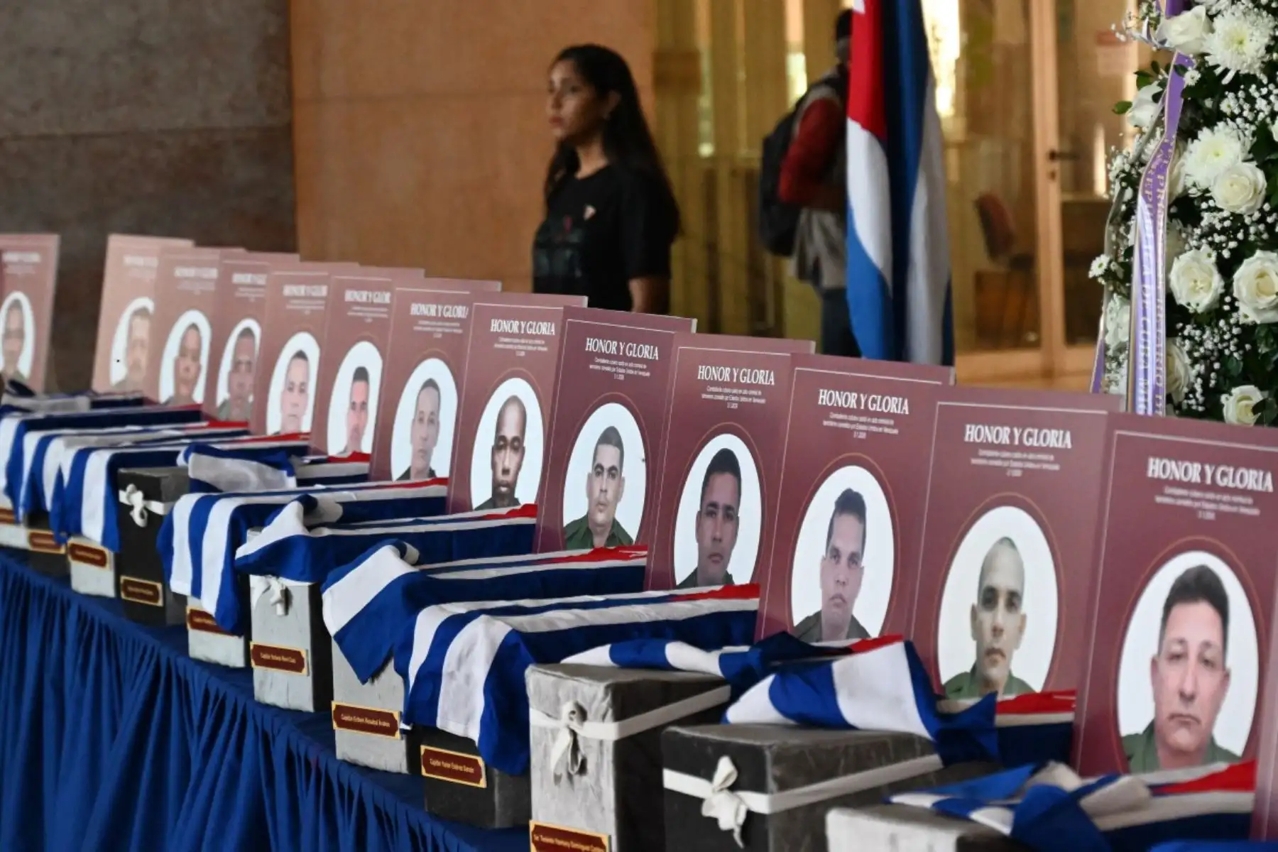 Los féretros con los restos pueden verse durante los honores fúnebres de los 32 soldados cubanos que murieron durante la incursión estadounidense para capturar al líder venezolano Nicolás Maduro, en el Ministerio de las Fuerzas Armadas Revolucionarias en La Habana. Foto: AFP