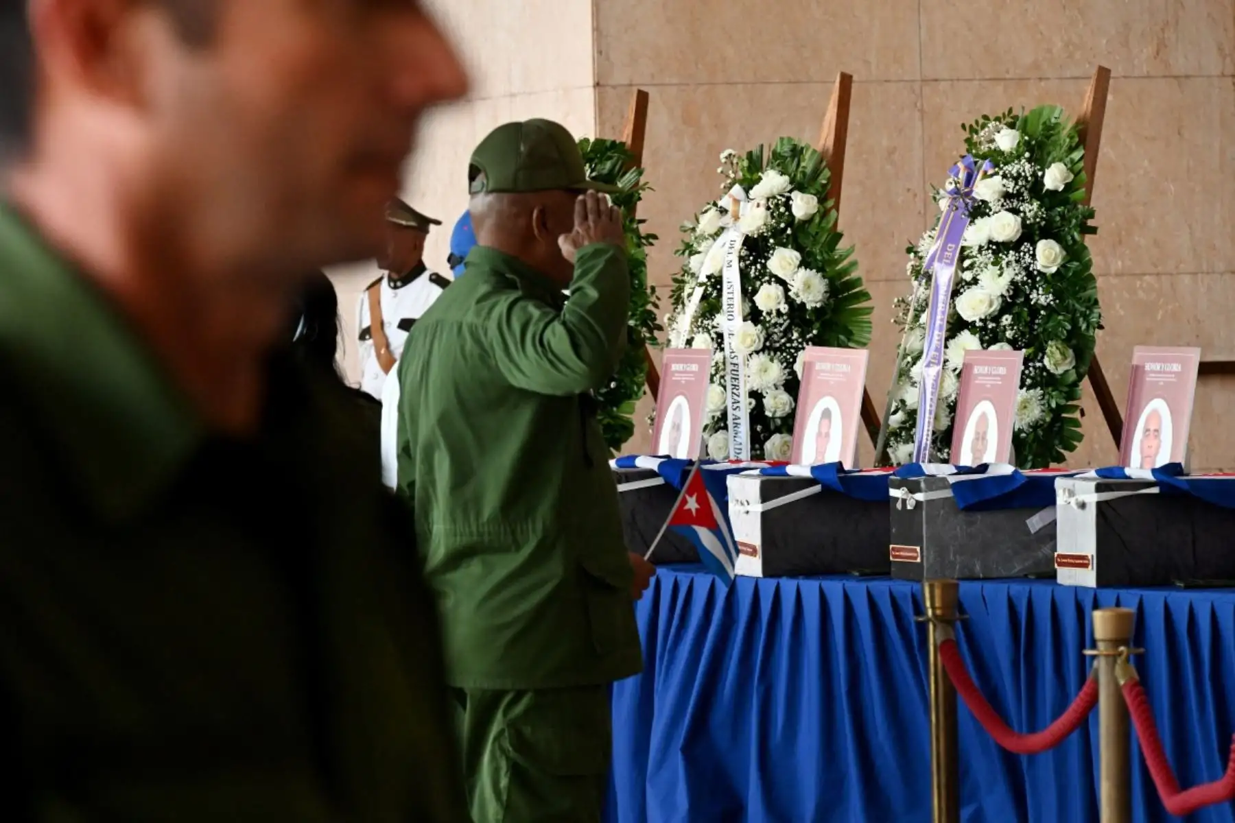 Soldados cubanos saludan las urnas con los restos de los 32 soldados cubanos que murieron durante la incursión estadounidense para capturar al líder venezolano Nicolás Maduro, durante los honores fúnebres en el Ministerio de las Fuerzas Armadas Revolucionarias en La Habana.Foto: AFP