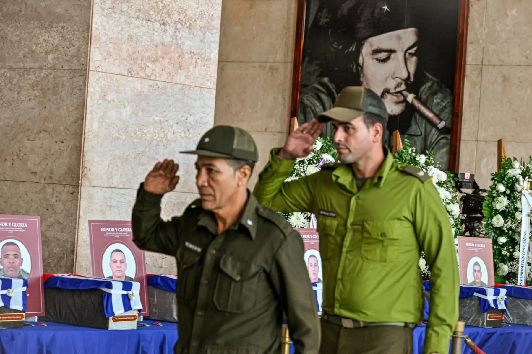 Soldados cubanos saludan las urnas con los restos de los 32 soldados cubanos que murieron durante la incursión estadounidense para capturar al líder venezolano Nicolás Maduro, durante los honores fúnebres en el Ministerio de las Fuerzas Armadas Revolucionarias en La Habana.Foto: AFP