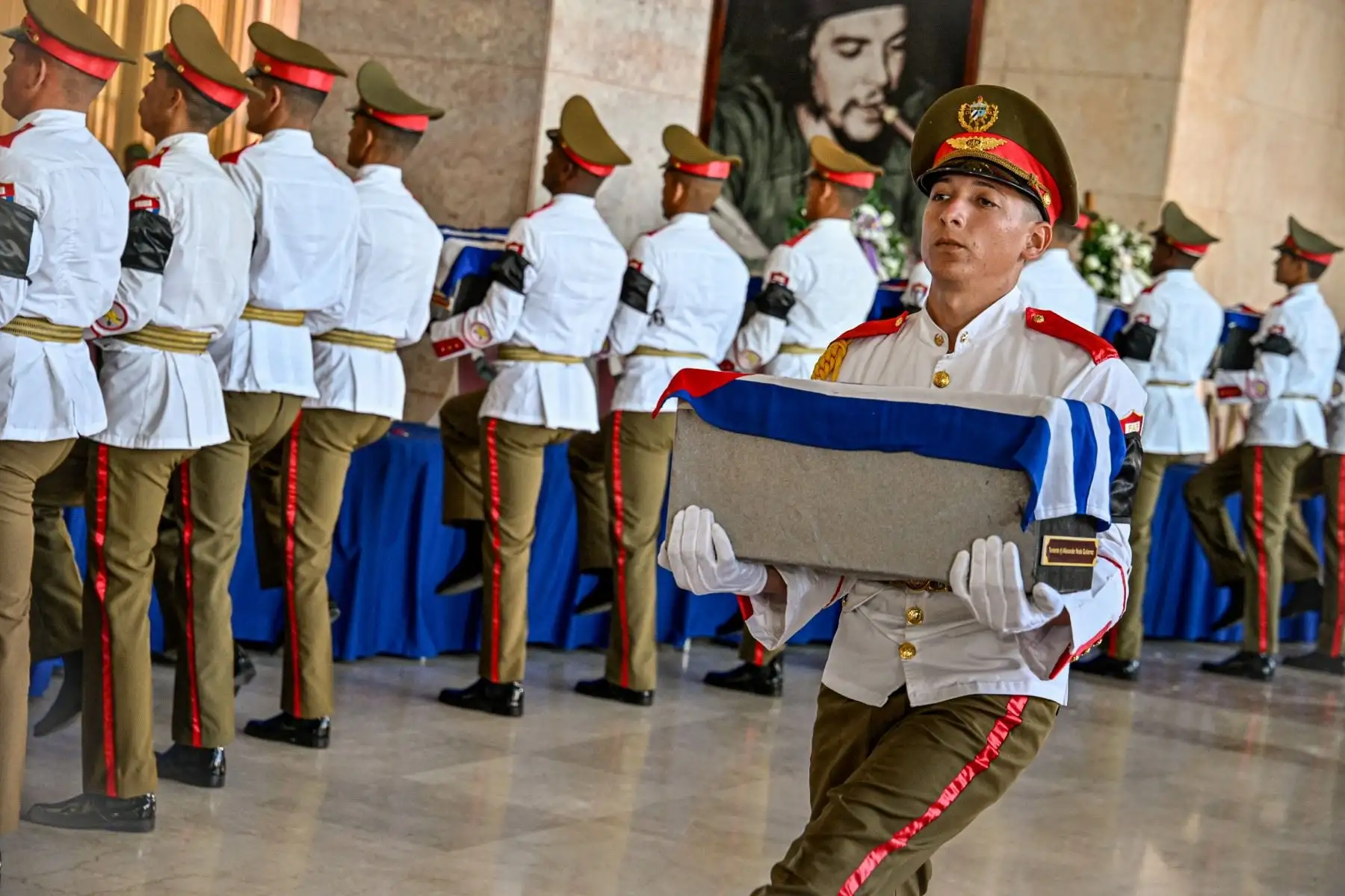 Un guardia cubano del Batallón Ceremonial carga las urnas con los restos de los 32 soldados cubanos que murieron durante la incursión estadounidense para capturar al líder venezolano Nicolás Maduro, durante los honores fúnebres en el Ministerio de las Fuerzas Armadas Revolucionarias en La Habana