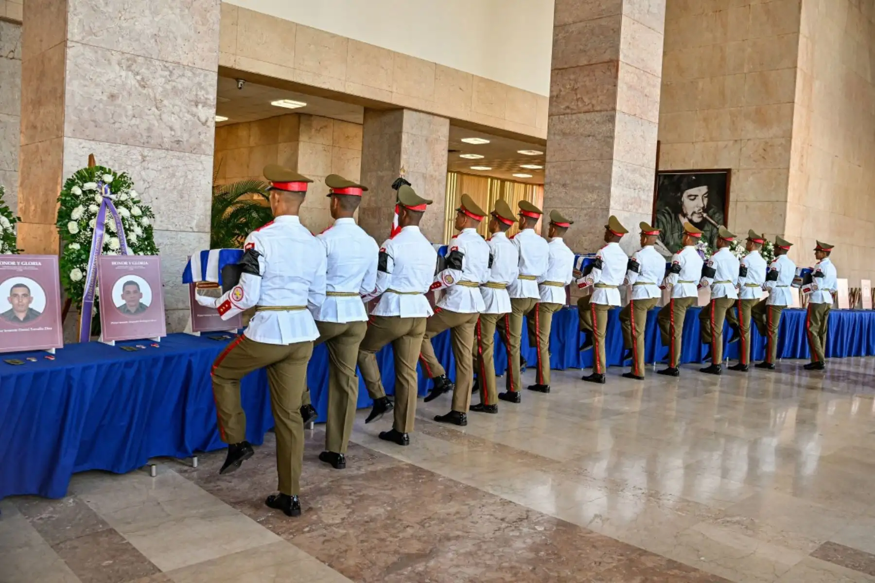 Un guardia cubano del Batallón Ceremonial carga las urnas con los restos de los 32 soldados cubanos que murieron durante la incursión estadounidense para capturar al líder venezolano Nicolás Maduro, durante los honores fúnebres en el Ministerio de las Fuerzas Armadas Revolucionarias en La Habana