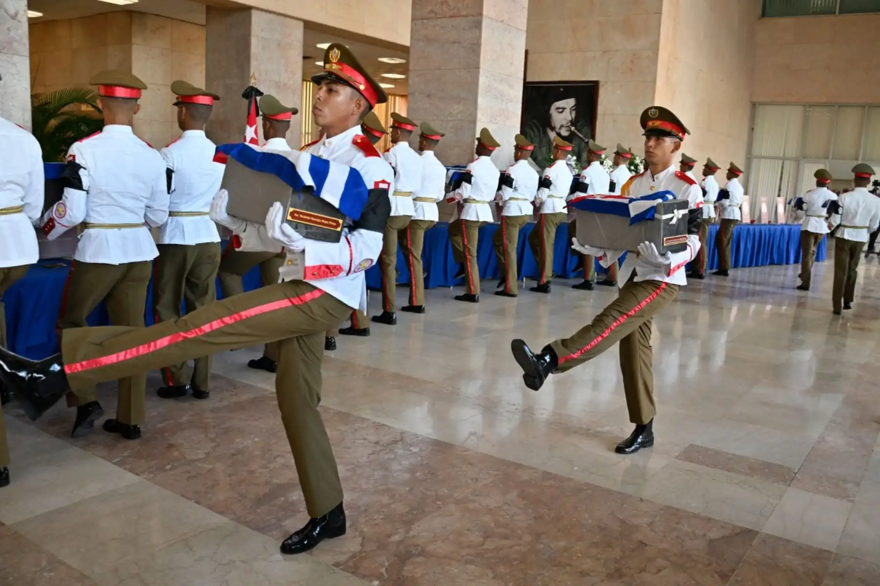 Un guardia cubano del Batallón Ceremonial carga las urnas con los restos de los 32 soldados cubanos que murieron durante la incursión estadounidense para capturar al líder venezolano Nicolás Maduro, durante los honores fúnebres en el Ministerio de las Fuerzas Armadas Revolucionarias en La Habana