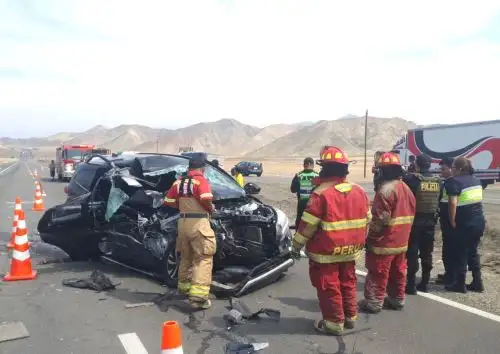 Dos personas fallecieron esta mañana en Paramonga, en la provincia limeña de Barranca, tras el violento choque ocurrido en el kilómetro 223 de la carretera Panamericana Norte.  ANDINA/Difusión
