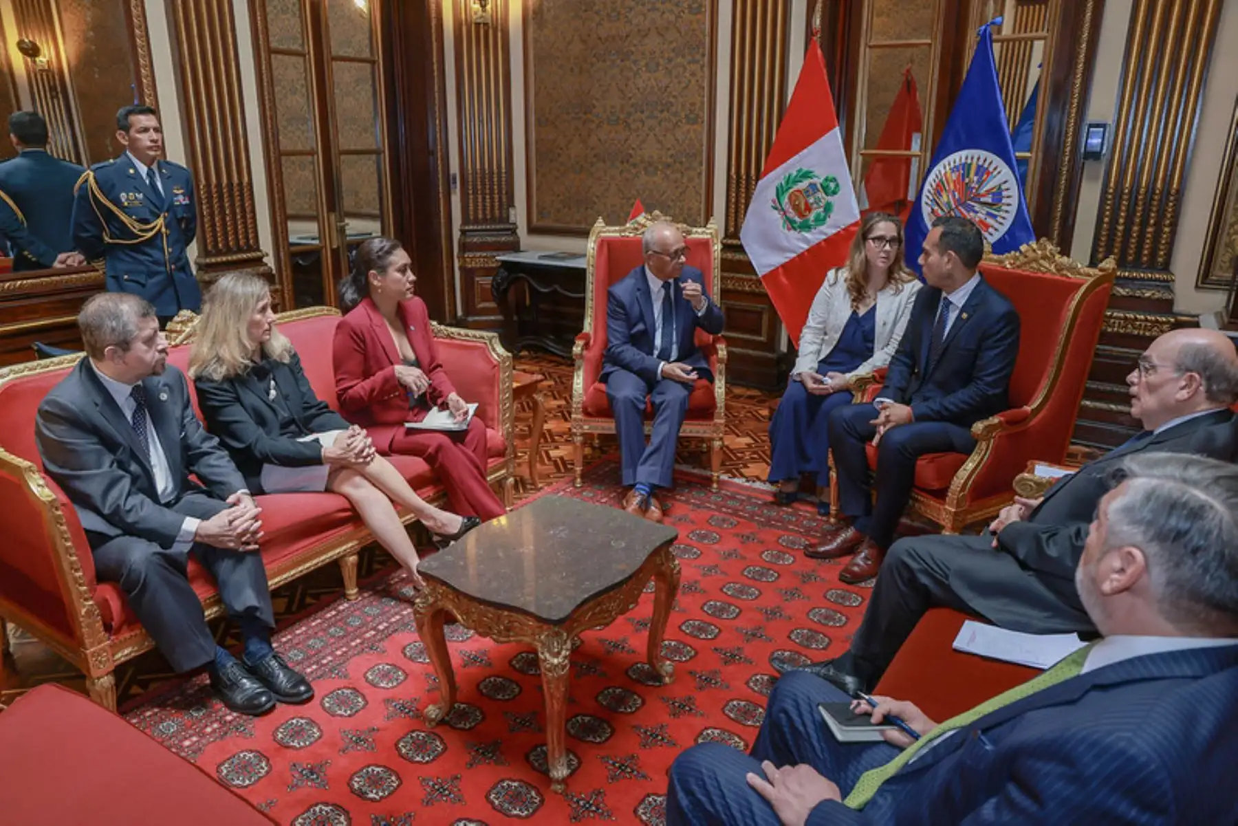 El presidente de la república, José Jerí, recibe en Palacio de Gobierno al secretario general de la Organización de los Estados Americanos (OEA), Albert R. Ramdin. Foto: ANDINA/Prensa Presidencia