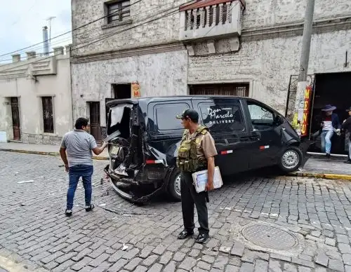 Choque múltiple en el centro de la ciudad de Arequipa ocurrido esta mañana deja ocho personas heridas. El accidente provocó, además, el bloqueo del tránsito. ANDINA/Difusión