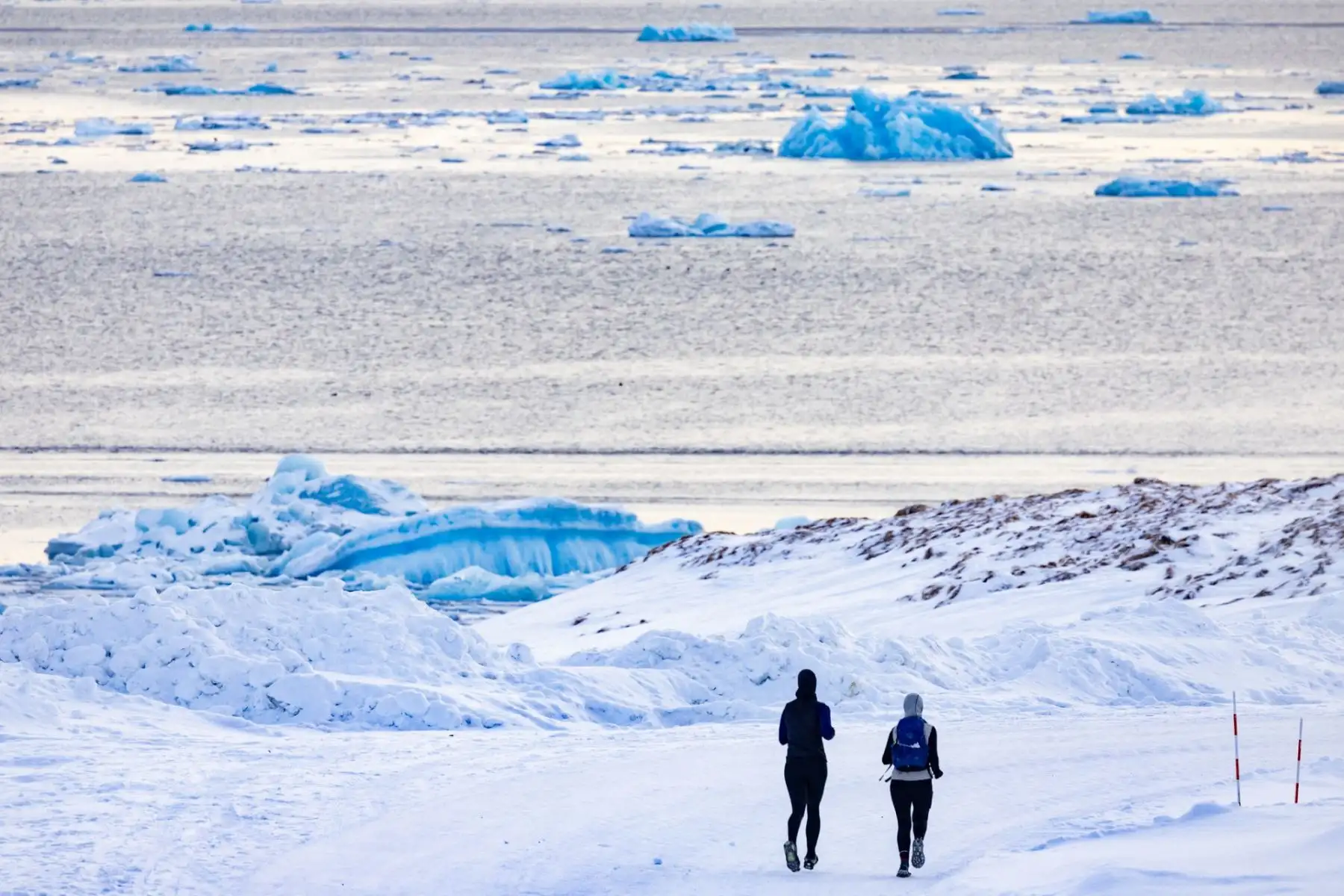 La mayoría de las ciudades y pueblos de Groenlandia no están conectados por carreteras, por lo que el transporte aéreo y marítimo cumple un rol fundamental en la comunicación interna. Foto: ANDINA/AFP