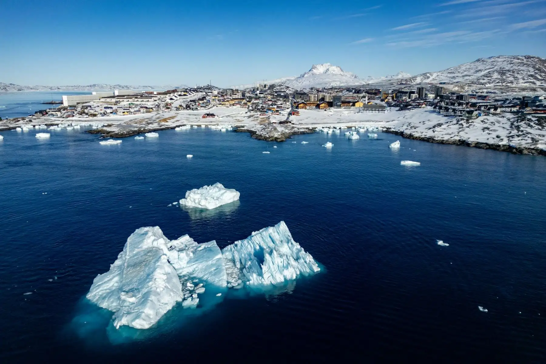 La cultura groenlandesa tiene fuertes raíces inuit, visibles en su lengua, tradiciones y formas de adaptación al entorno ártico, transmitidas de generación en generación. Foto: ANDINA/AFP