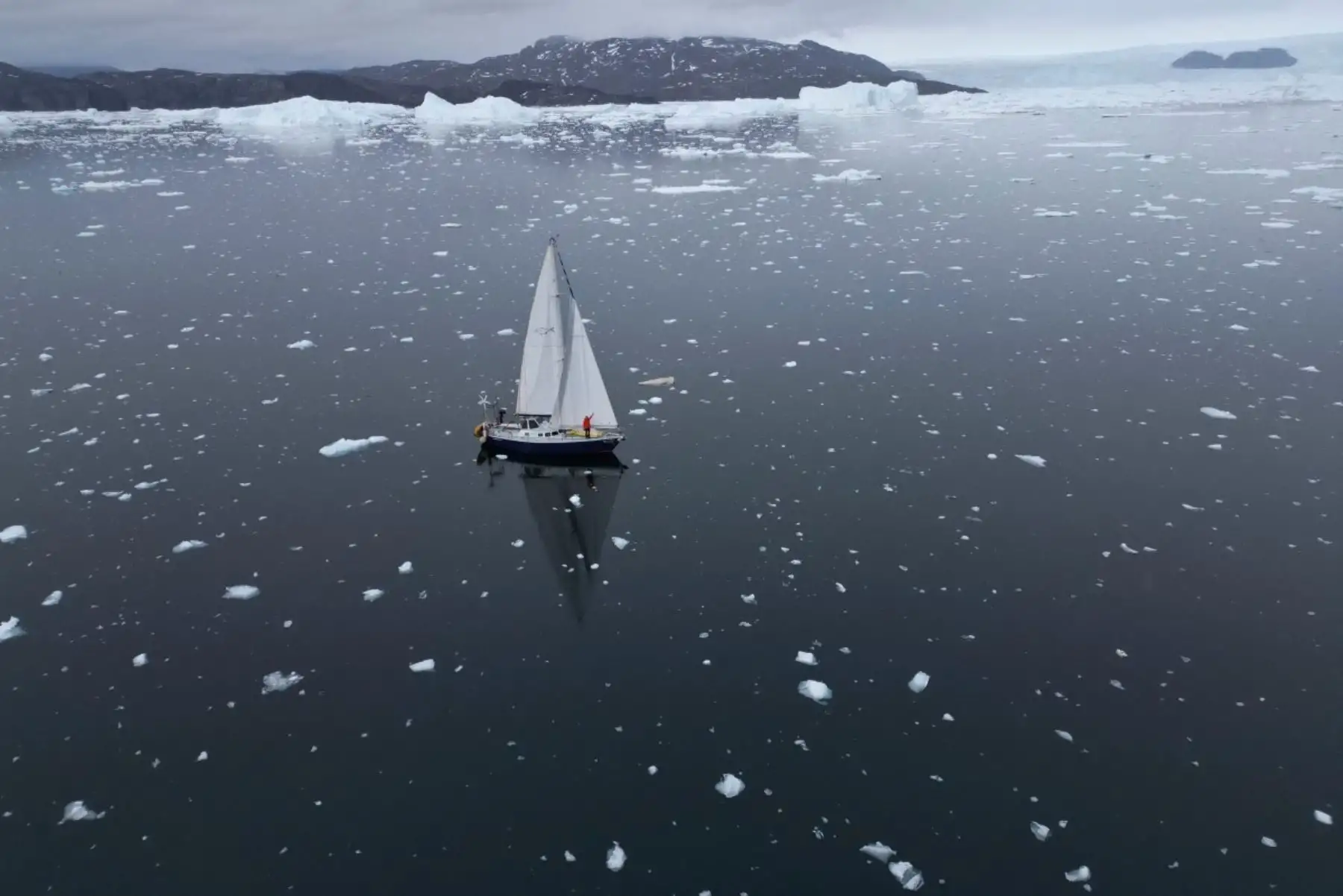 Más del 80 % del territorio groenlandés está cubierto por una capa de hielo, una de las mayores reservas de agua dulce del mundo, cuya dinámica es clave para el estudio del cambio climático global. Foto: ANDINA/AFP