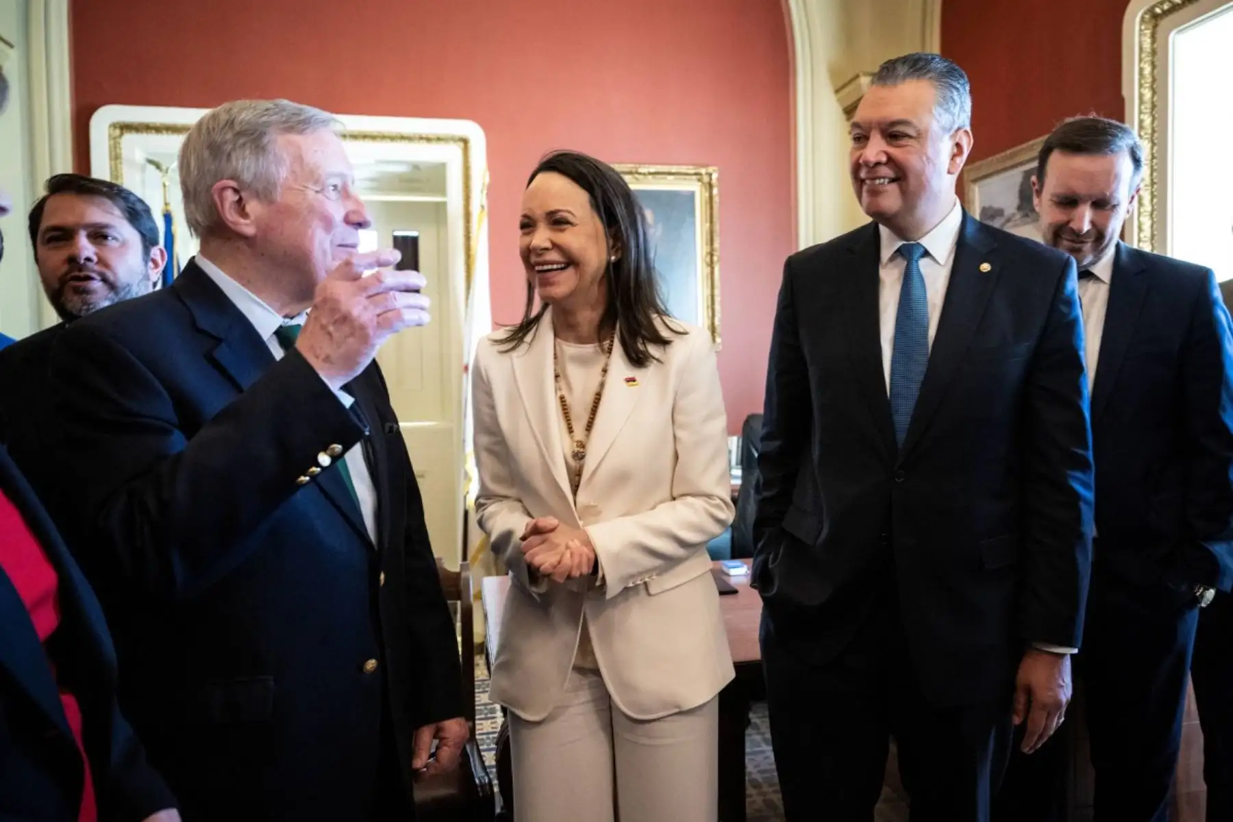 La líder opositora venezolana, María Corina Machado, conversa con el líder de la minoría del Senado estadounidense, Dick Durbin (izq.), demócrata por Illinois, durante su reunión con senadores en el Capitolio estadounidense el 15 de enero de 2026 en Washington, D.C. Fotro: ANDINA/AFP