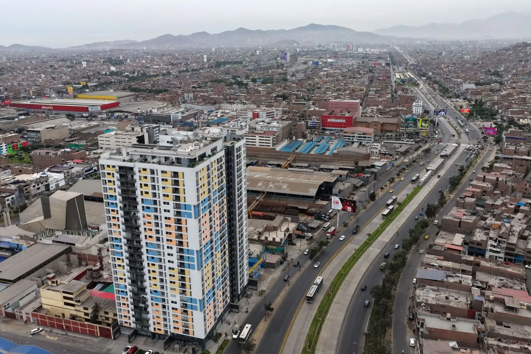 Edificios altos y grandes construcciones inmobiliarias para vivienda y oficinas en el distrito de Independencia, en el marco de celebrarse el 491 aniversario de la ciudad de Lima. Foto: ANDINA/Daniel Bracamonte