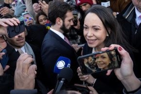 María Corina Machado habla con periodistas al salir del Capitolio, tras reunirse con senadores estadounidenses. Foto: AFP