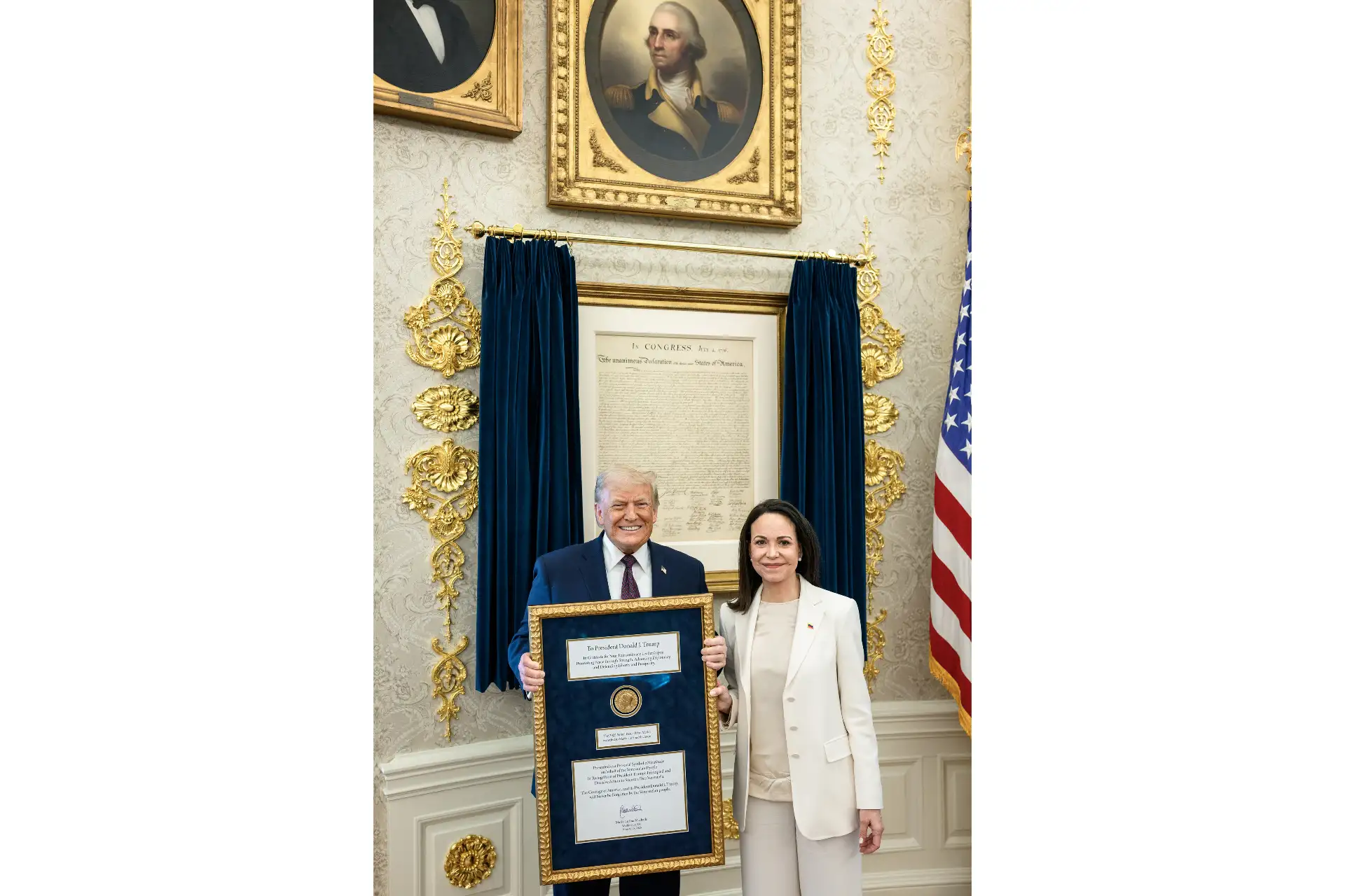 La líder opositora venezolana María Corina Machado entregó su medalla del Nobel de la Paz al presidente estadounidense Donald Trump durante un encuentro privado en la Casa Blanca, gesto que el mandatario calificó como “maravilloso”. En declaraciones a Fox News, Machado afirmó: “Se lo merece. Fue un momento muy emotivo”, y expresó su expectativa de que Trump contribuya a un cambio político en Venezuela. Foto: ANDINA/The White House