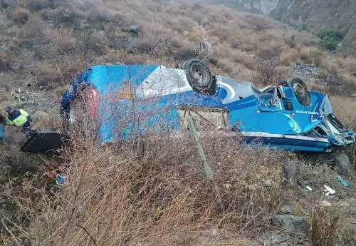 Tres personas fallecidas y 20 heridas dejó este jueves 15 de enero la caída de un bus, que transportaba trabajadores de la mina Inmaculada, a un abismo de más de 50 metros en el distrito de Cotahuasi, provincia de La Unión, región Arequipa. ANDINA/Difusión