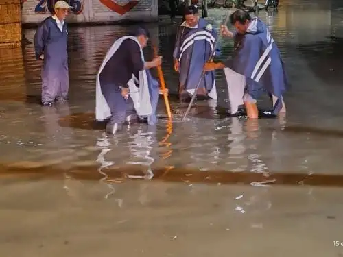 Calles anegadas y daños en la infraestructura urbana dejó una lluvia intensa que se registró anoche y se prolongó por varias horas en Chimbote y otras ciudades de la costa de Áncash. ANDINA/Difusión