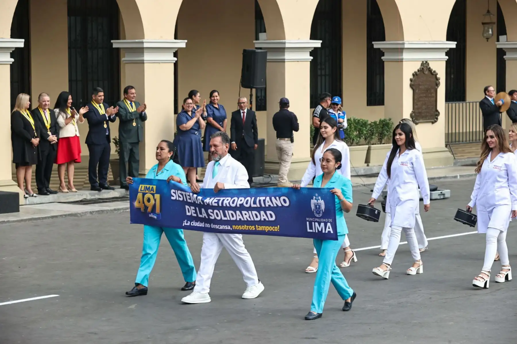 Con motivo del 491° aniversario de la Ciudad de Lima, se desarrollan actividades oficiales en la Plaza de Armas. El alcalde Renzo Reggiardo encabeza la ceremonia que inicia con una salva de camaretazos, seguida del izamiento de banderas y la entonación del Himno Nacional. Foto: ANDINA/ Juan Carlos Guzmán