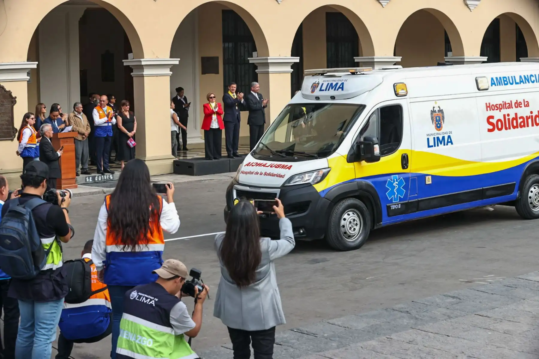 El alcalde de Lima Renzo Reggiardo presidió la ceremonia previa por los 491 años de la fundación de la capital del Perú en la Plaza de Armas.

Foto:ANDINA / Juan Carlos Guzmán Negrini