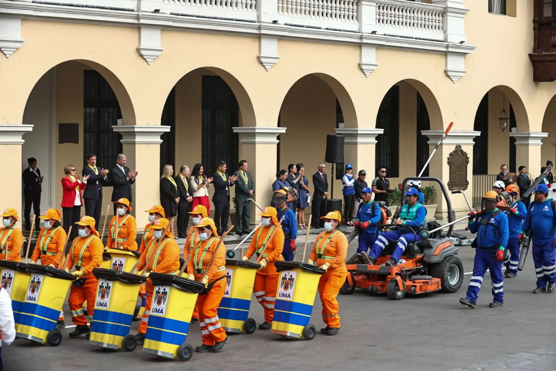 Con motivo del 491° aniversario de la Ciudad de Lima, se desarrollan actividades oficiales en la Plaza de Armas. El alcalde Renzo Reggiardo encabeza la ceremonia que inicia con una salva de camaretazos, seguida del izamiento de banderas y la entonación del Himno Nacional. Foto: ANDINA/ Juan Carlos Guzmán