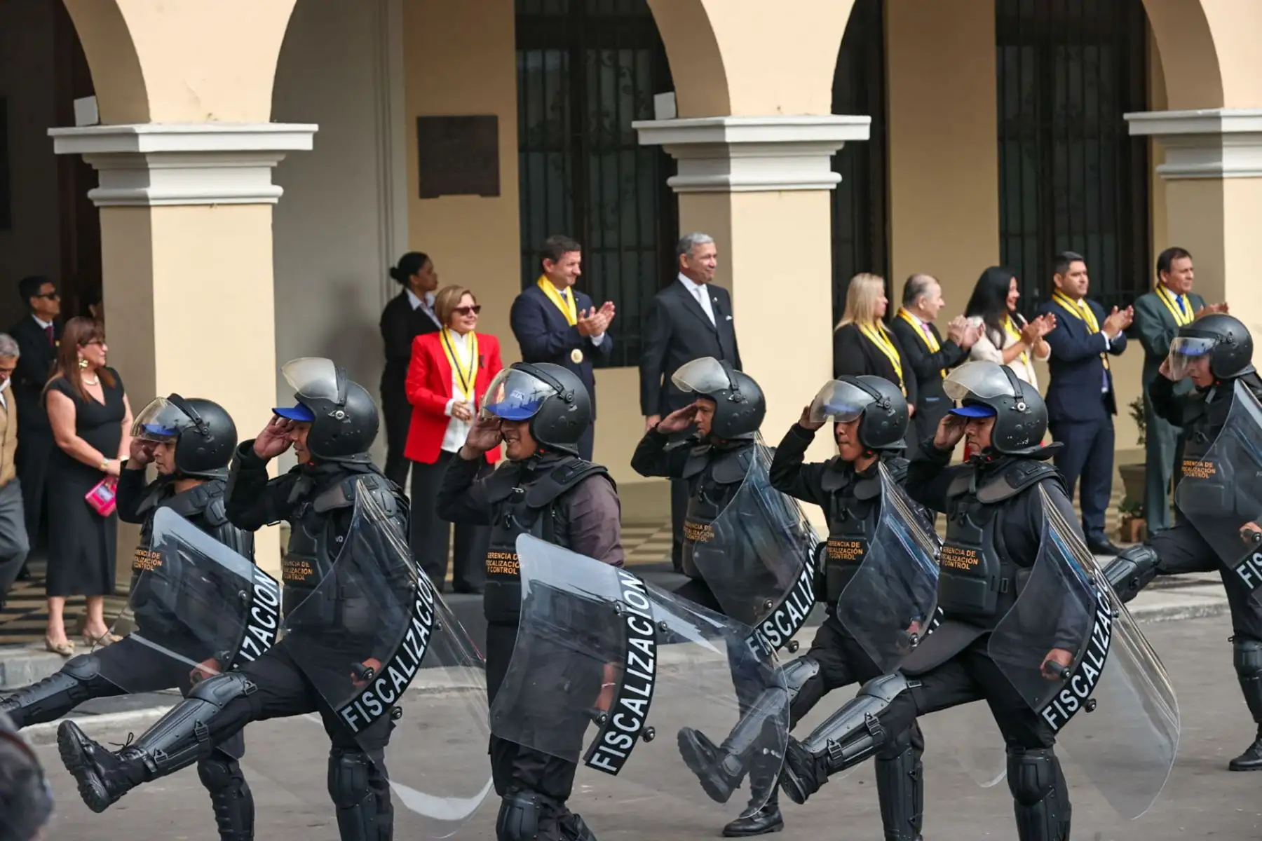 El alcalde de Lima Renzo Reggiardo presidió la ceremonia previa por los 491 años de la fundación de la capital del Perú en la Plaza de Armas.

Foto:ANDINA / Juan Carlos Guzmán Negrini