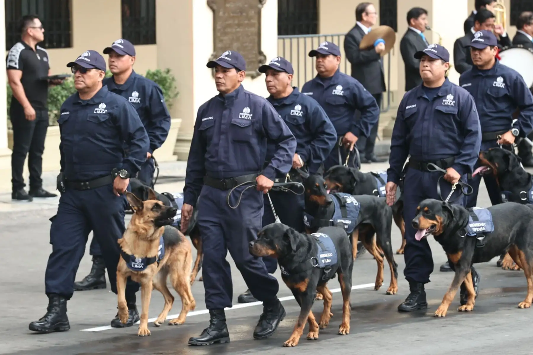 Lima cumple 491 años y la Plaza de Armas es escenario de la ceremonia oficial encabezada por el alcalde Renzo Reggiardo. El programa inicia con una salva de camaretazos, seguida del izamiento de banderas y del Himno Nacional. Foto: ANDINA/ Juan Carlos Guzmán