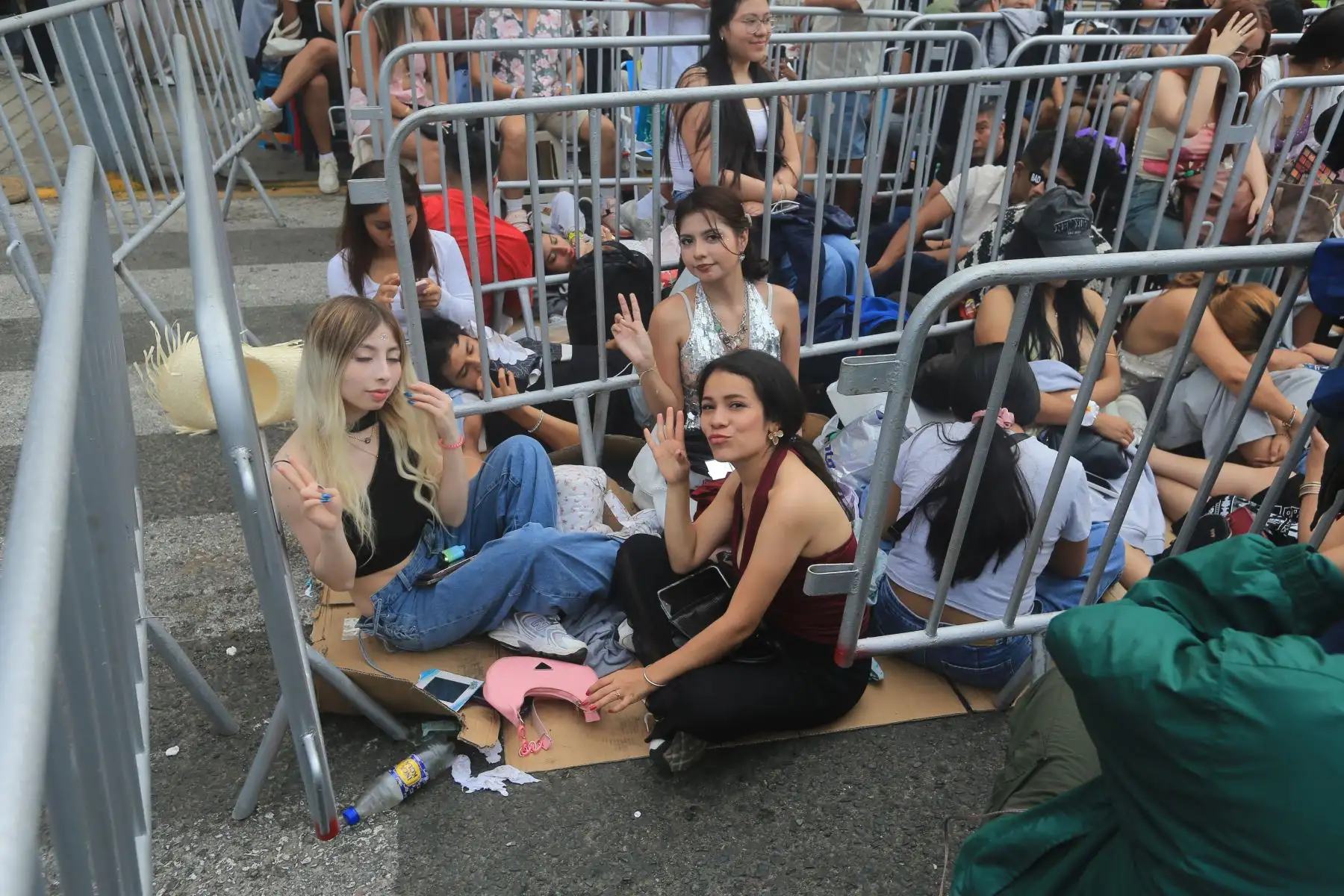 Largas filas en los alrededores del Estadio Nacional ante el esperado concierto de Bad Bunny en Lima. Foto: ANDINA/ Héctor Vinces